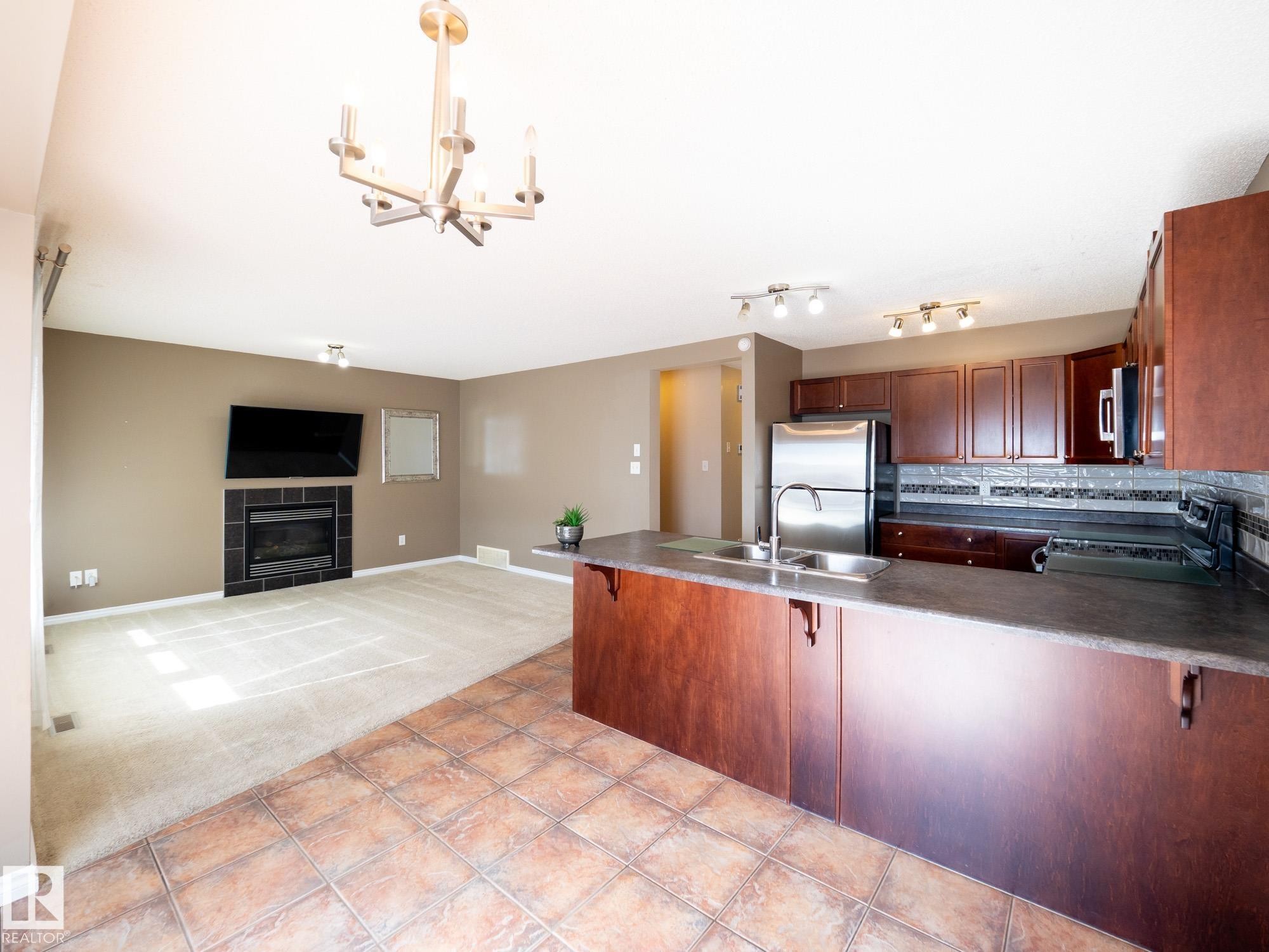 3617 Whitelaw Bay, Edmonton, AB - Indoor Photo Showing Kitchen With Double Sink