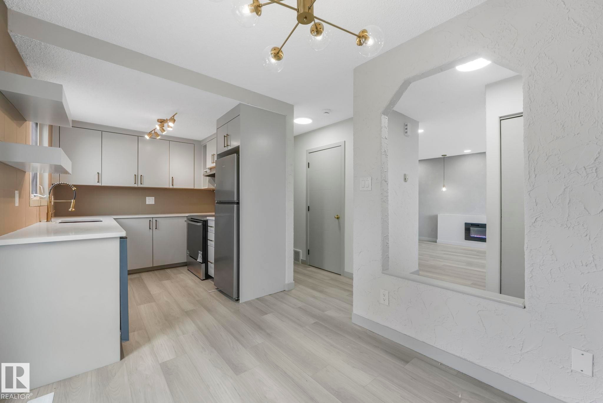 81 Willowdale Place, Edmonton, AB - Indoor Photo Showing Kitchen