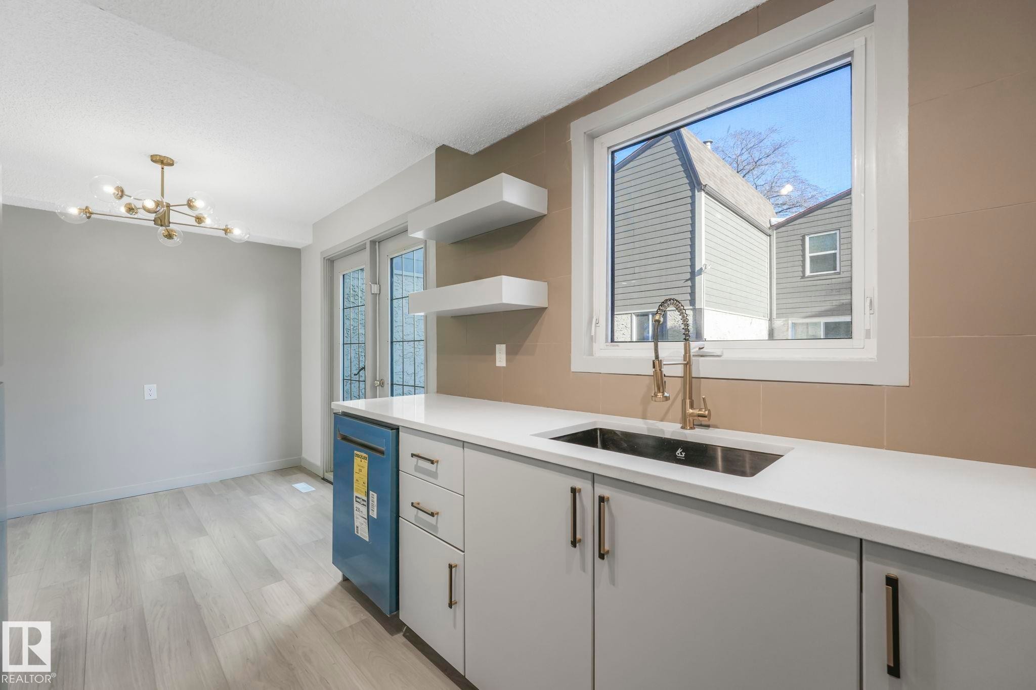 81 Willowdale Place, Edmonton, AB - Indoor Photo Showing Kitchen With Double Sink