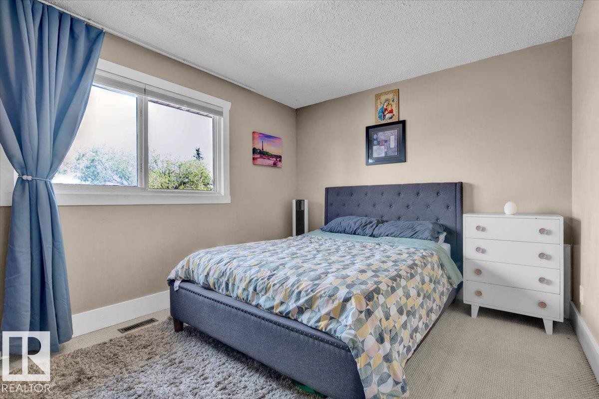 10027 173 Avenue, Edmonton, AB - Indoor Photo Showing Bedroom