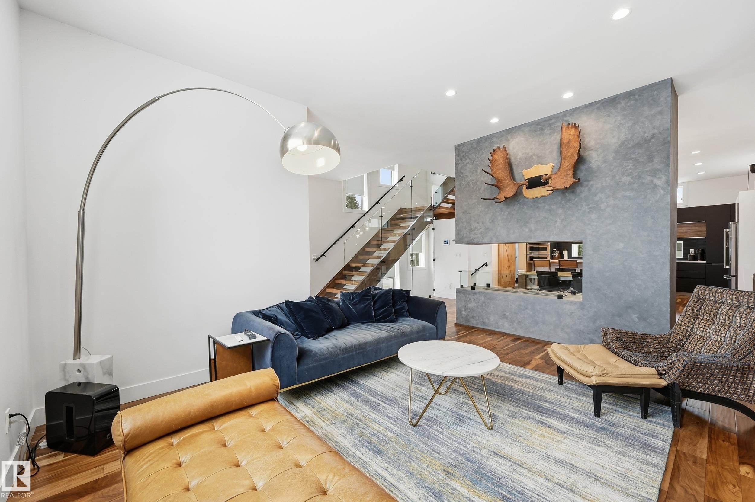 44B Valleyview Crescent, Edmonton, AB - Indoor Photo Showing Living Room