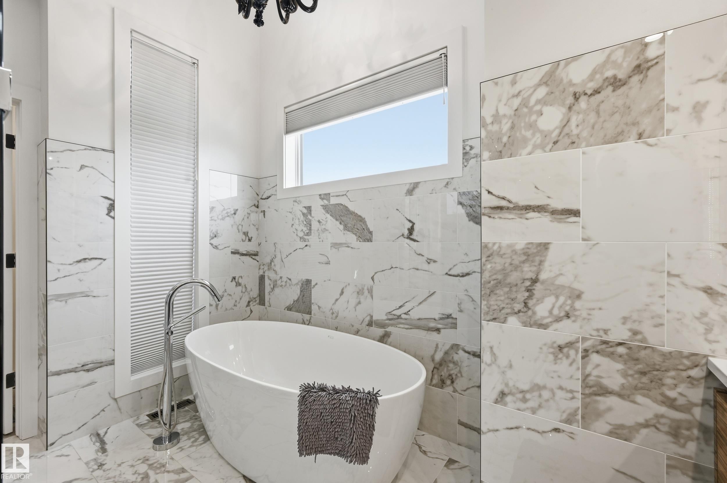 44B Valleyview Crescent, Edmonton, AB - Indoor Photo Showing Bathroom