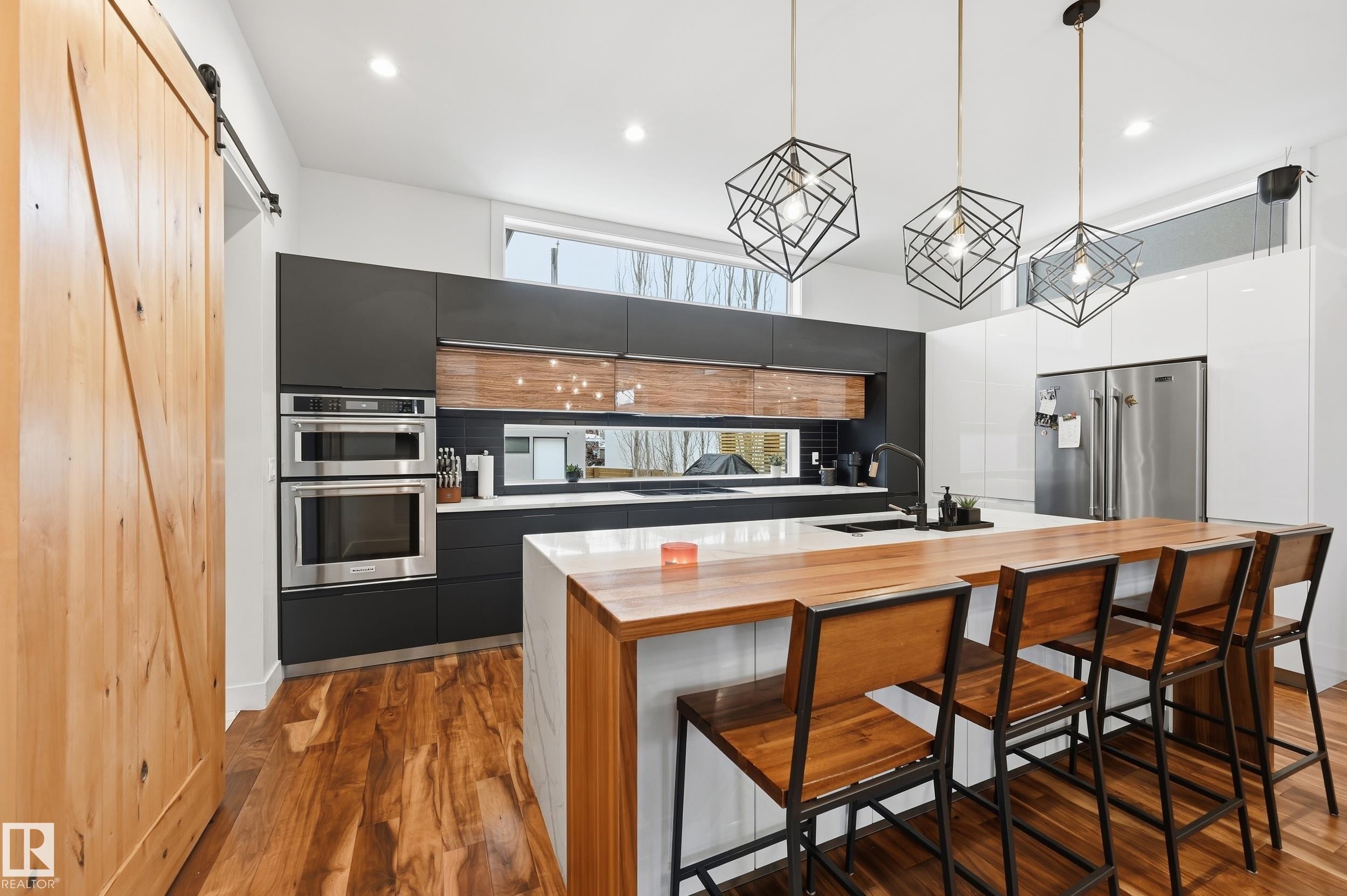 44B Valleyview Crescent, Edmonton, AB - Indoor Photo Showing Kitchen