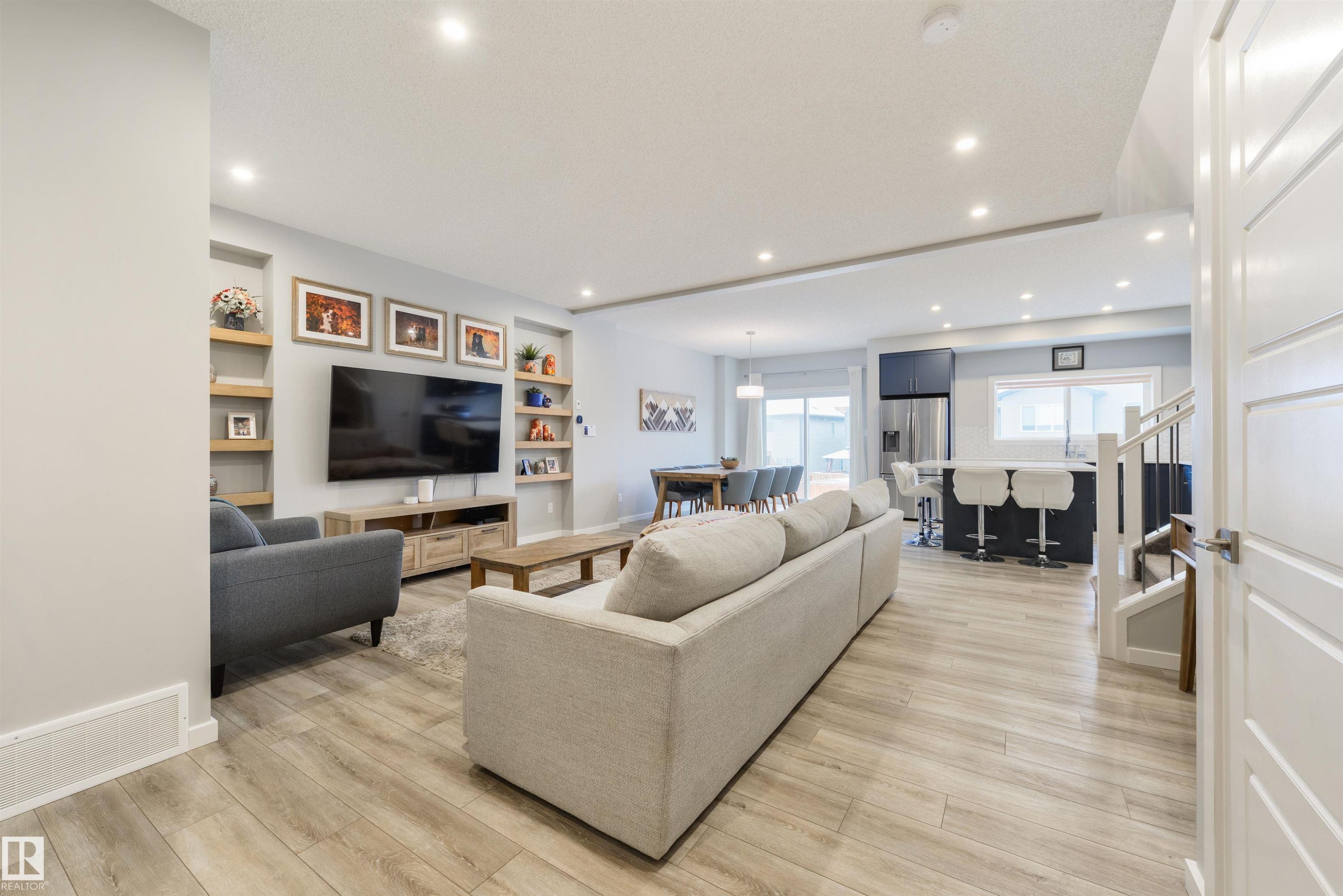 5361 Lark Landing, Edmonton, AB - Indoor Photo Showing Living Room