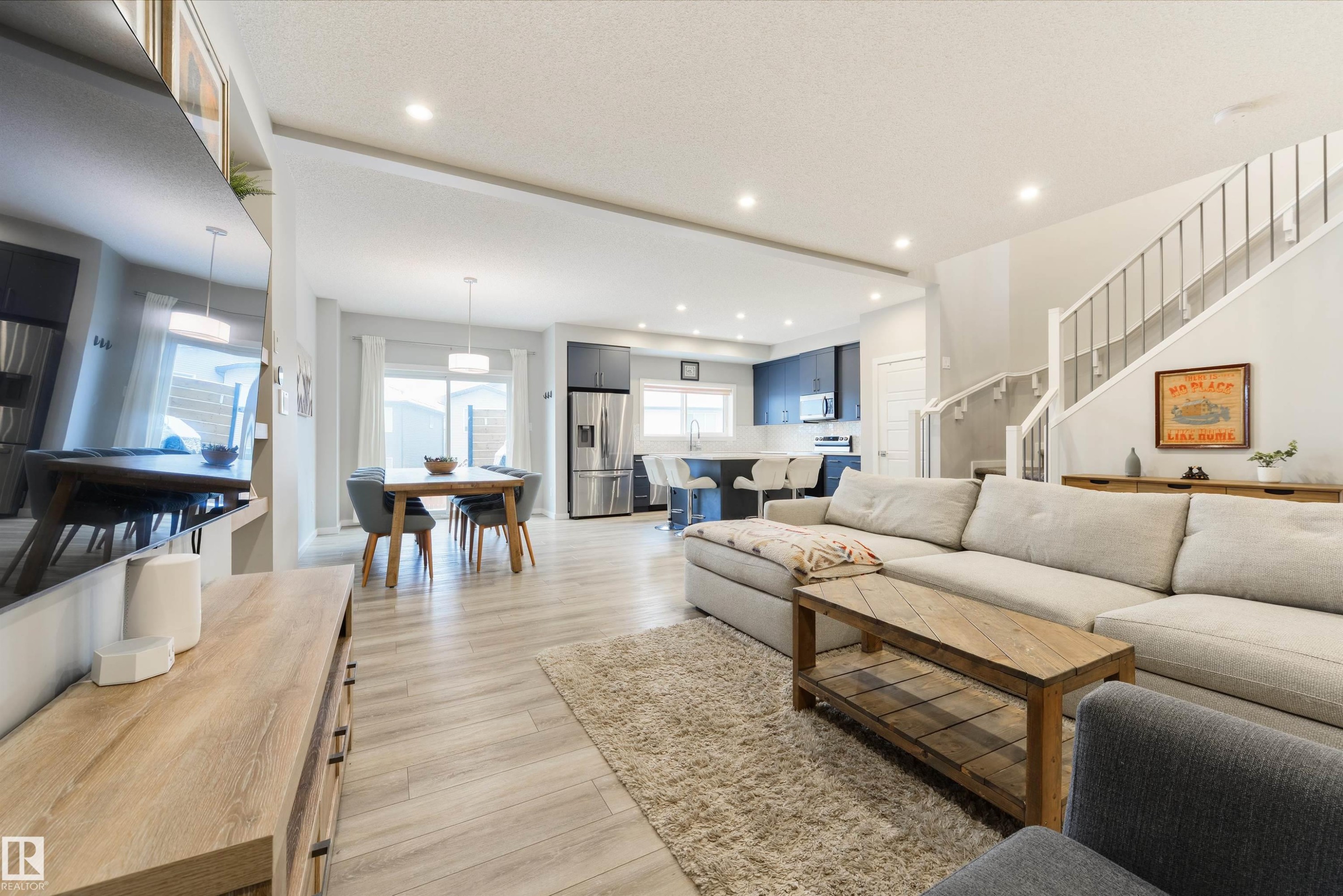 5361 Lark Landing, Edmonton, AB - Indoor Photo Showing Living Room