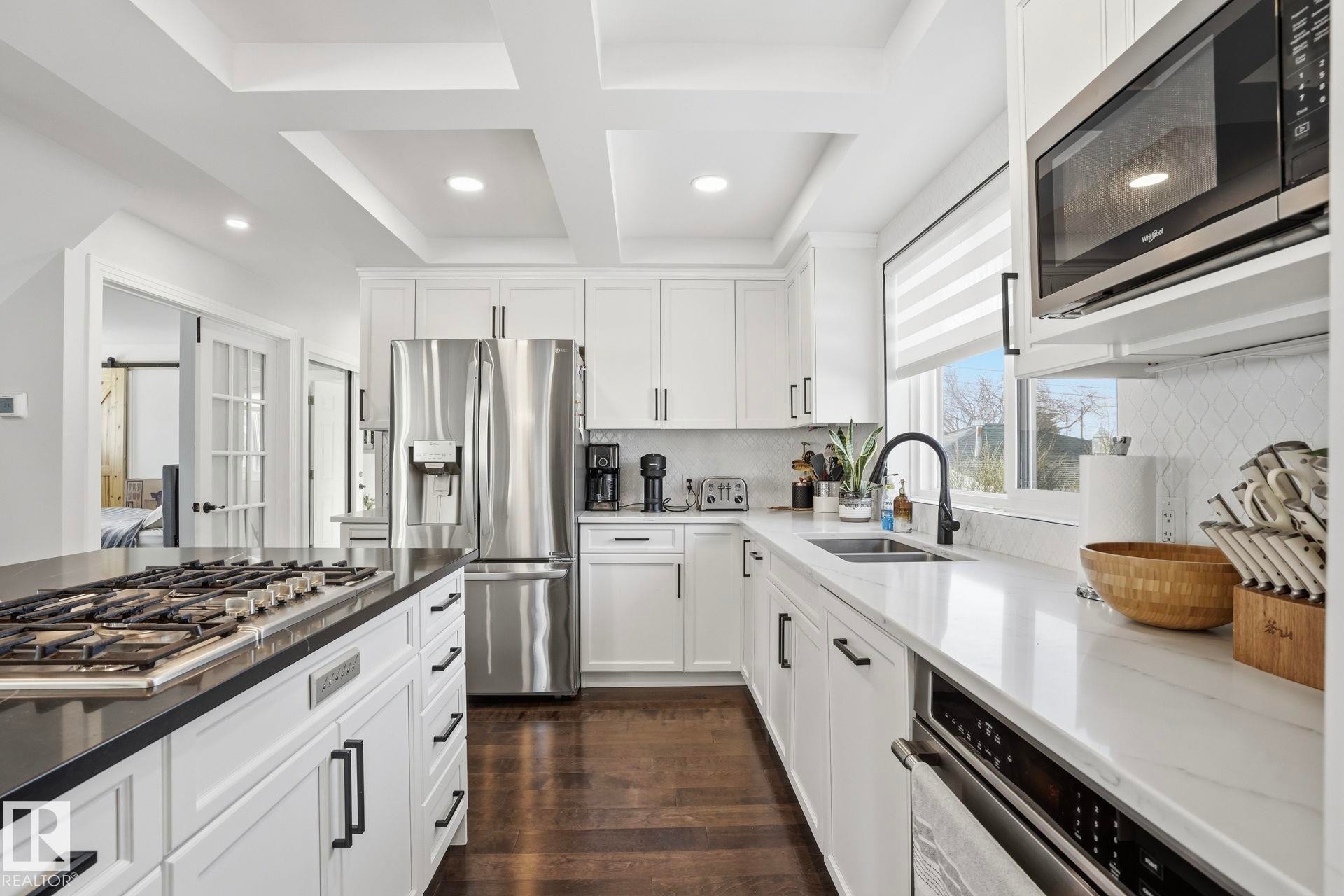 15702 86 Avenue, Edmonton, AB - Indoor Photo Showing Kitchen With Double Sink With Upgraded Kitchen