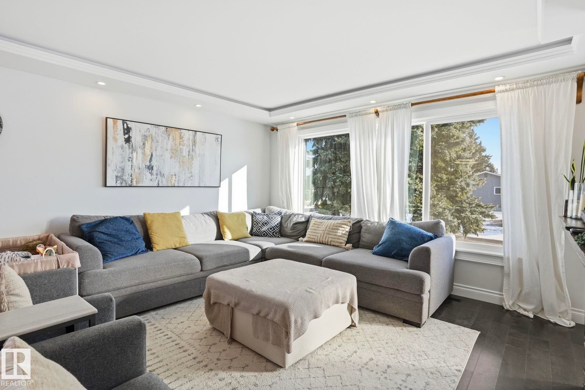 15702 86 Avenue, Edmonton, AB - Indoor Photo Showing Living Room