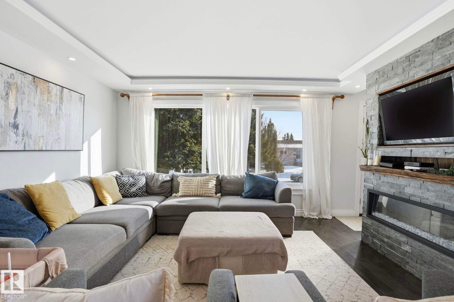 15702 86 Avenue, Edmonton, AB - Indoor Photo Showing Living Room With Fireplace