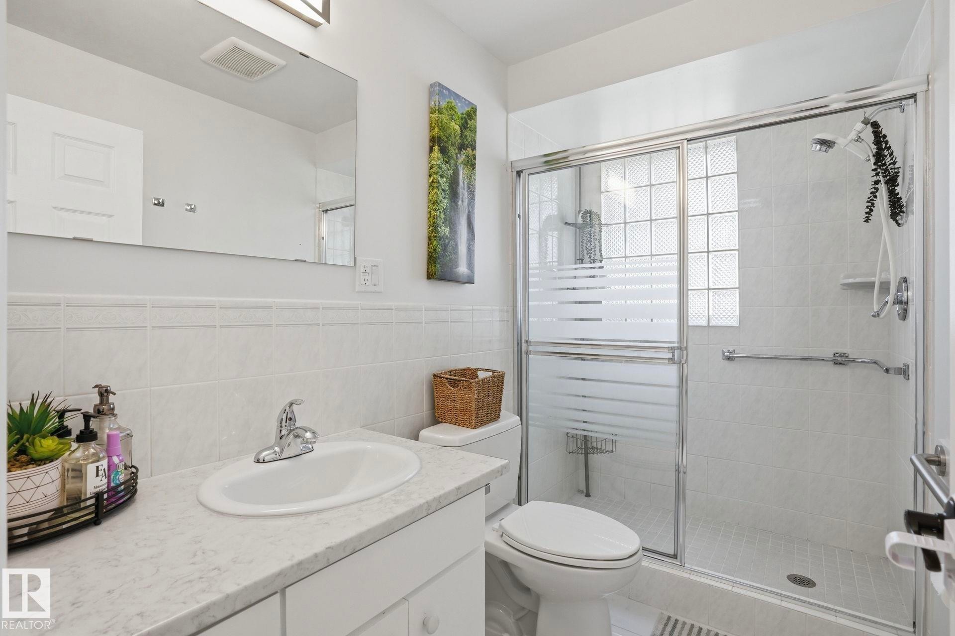 15702 86 Avenue, Edmonton, AB - Indoor Photo Showing Bathroom