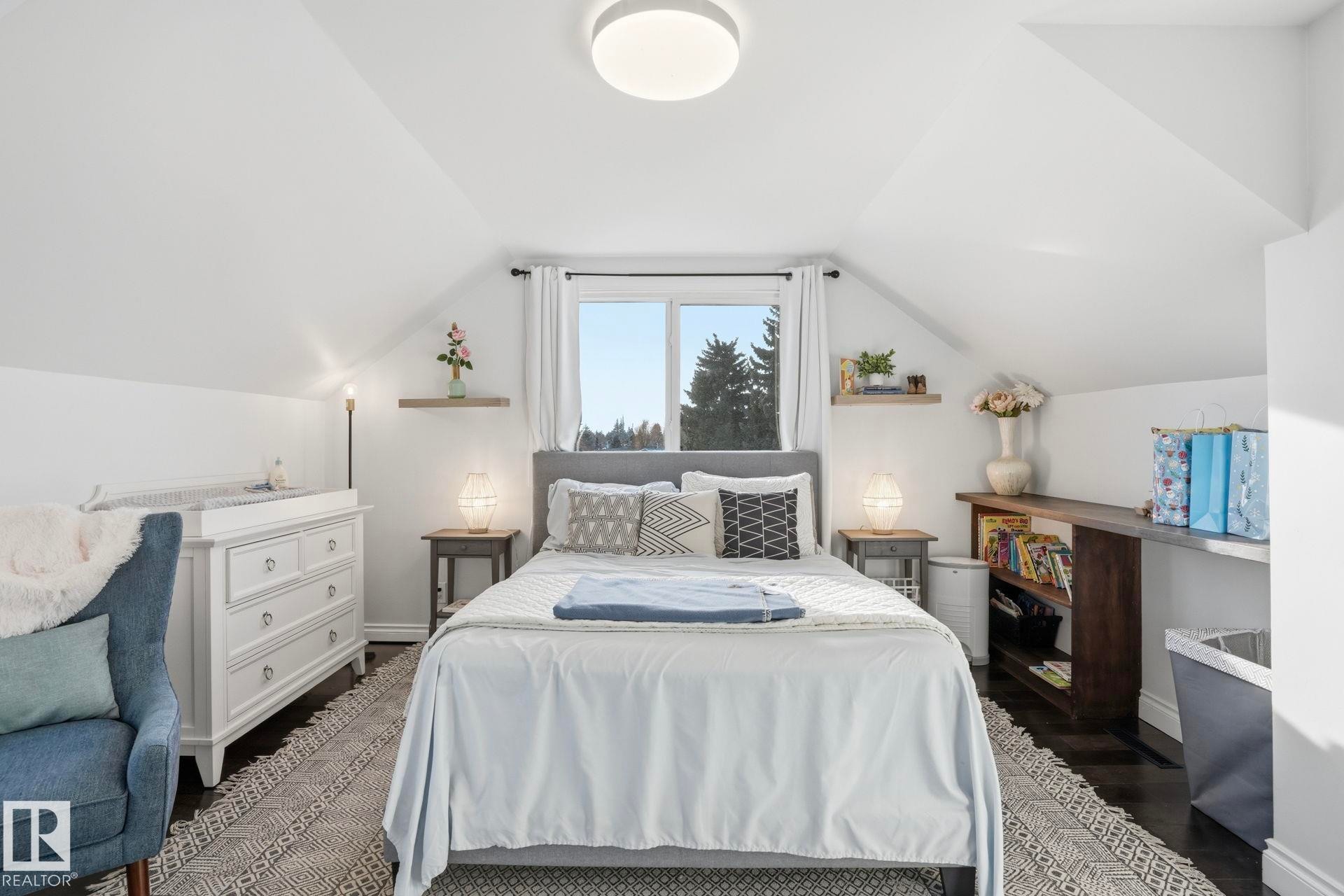 15702 86 Avenue, Edmonton, AB - Indoor Photo Showing Bedroom