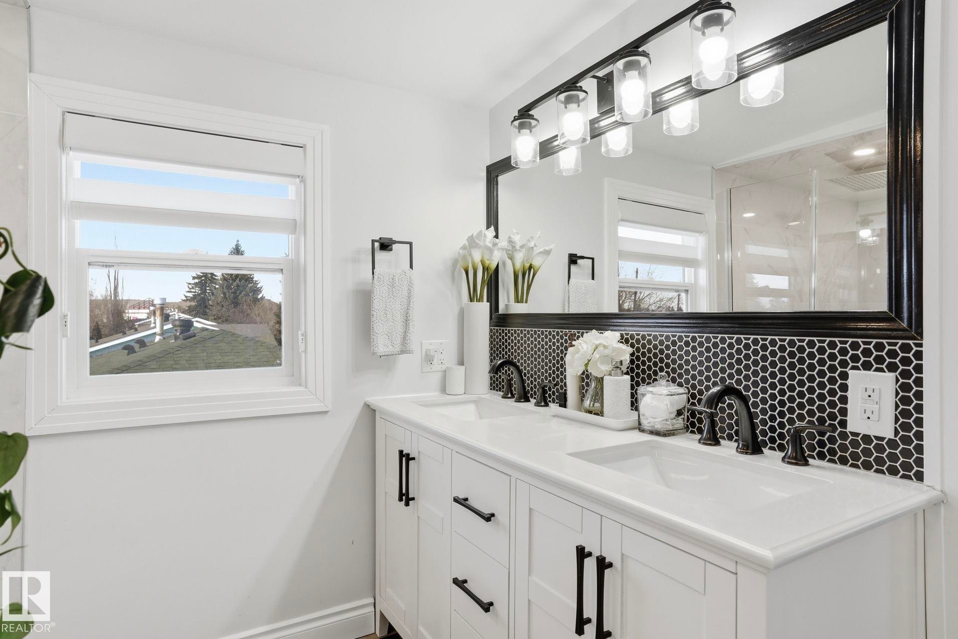15702 86 Avenue, Edmonton, AB - Indoor Photo Showing Bathroom