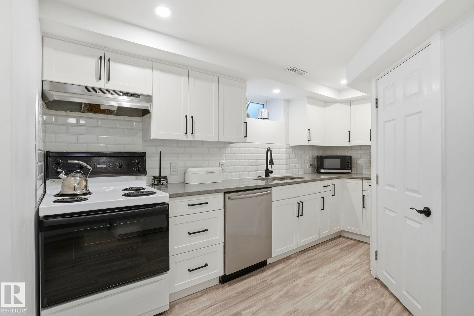 15702 86 Avenue, Edmonton, AB - Indoor Photo Showing Kitchen