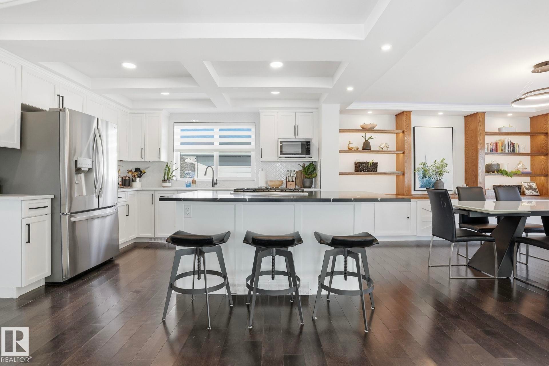 15702 86 Avenue, Edmonton, AB - Indoor Photo Showing Kitchen With Upgraded Kitchen