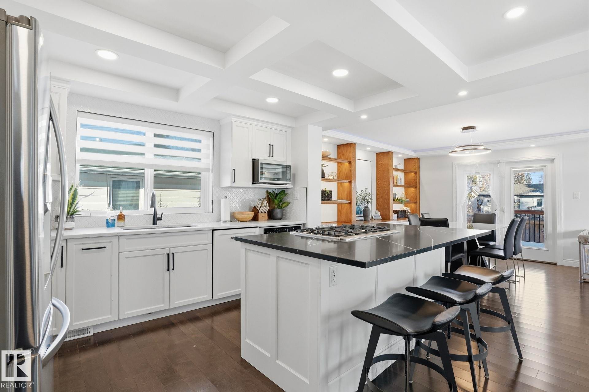 15702 86 Avenue, Edmonton, AB - Indoor Photo Showing Kitchen With Upgraded Kitchen