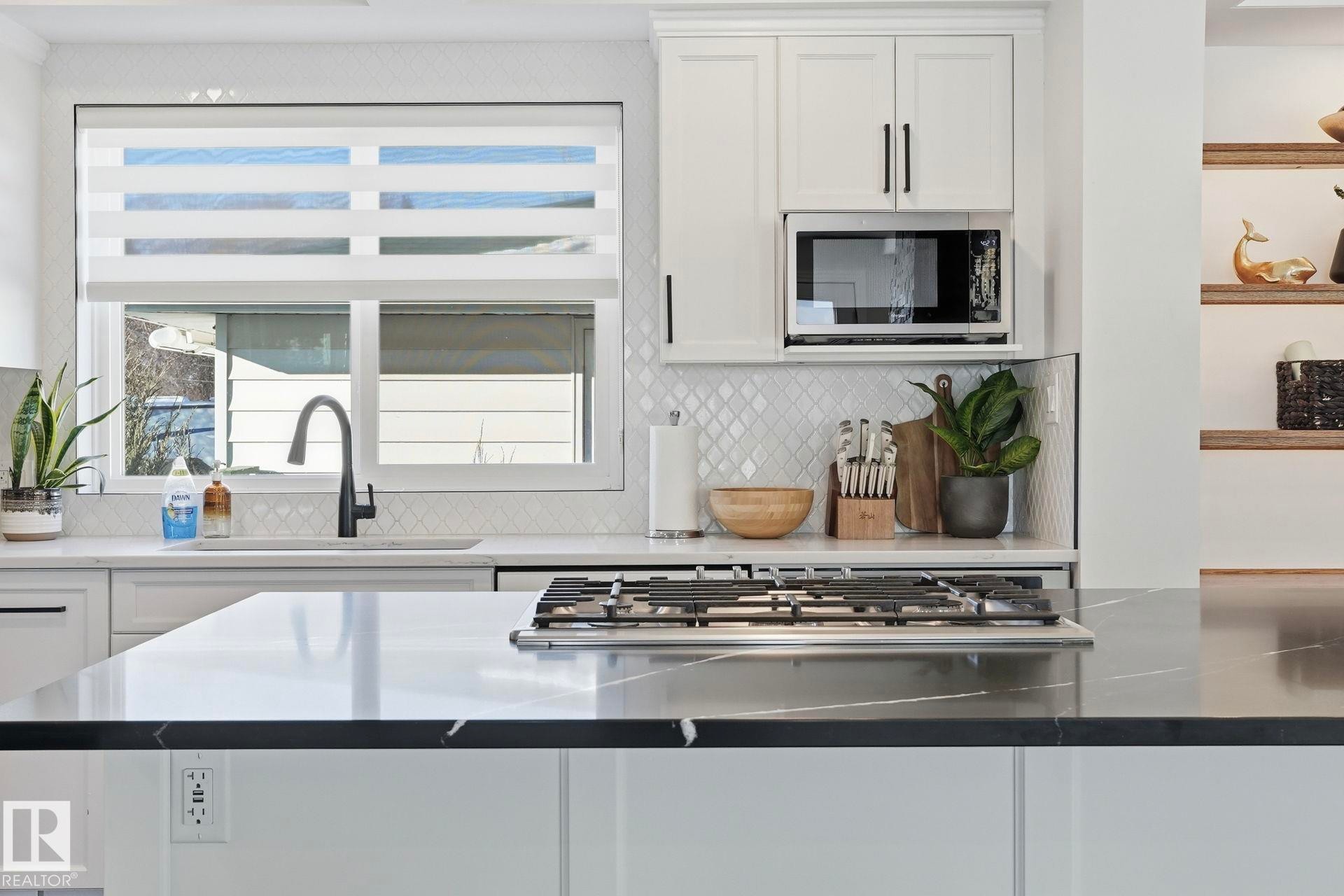 15702 86 Avenue, Edmonton, AB - Indoor Photo Showing Kitchen