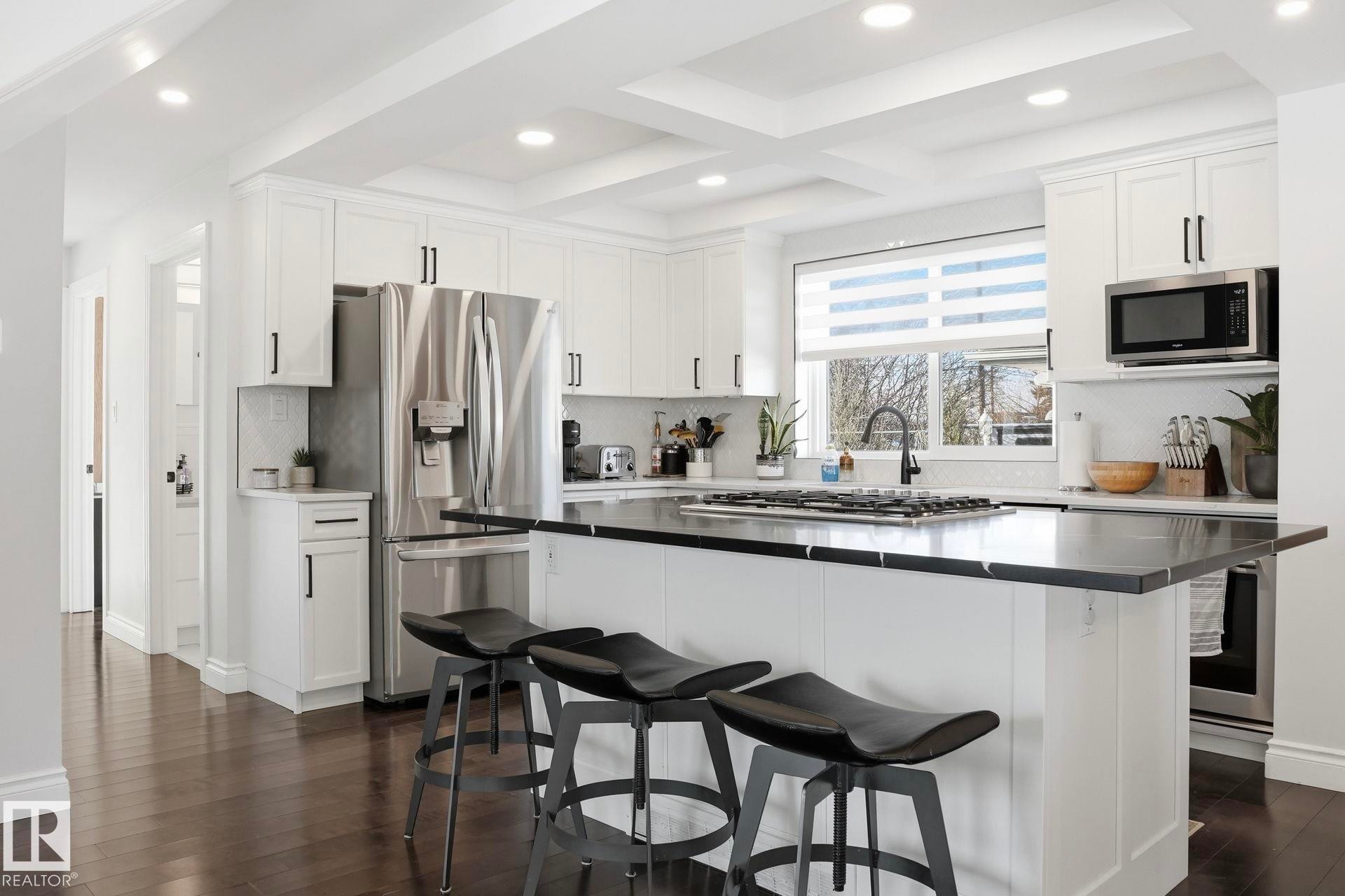 15702 86 Avenue, Edmonton, AB - Indoor Photo Showing Kitchen With Upgraded Kitchen