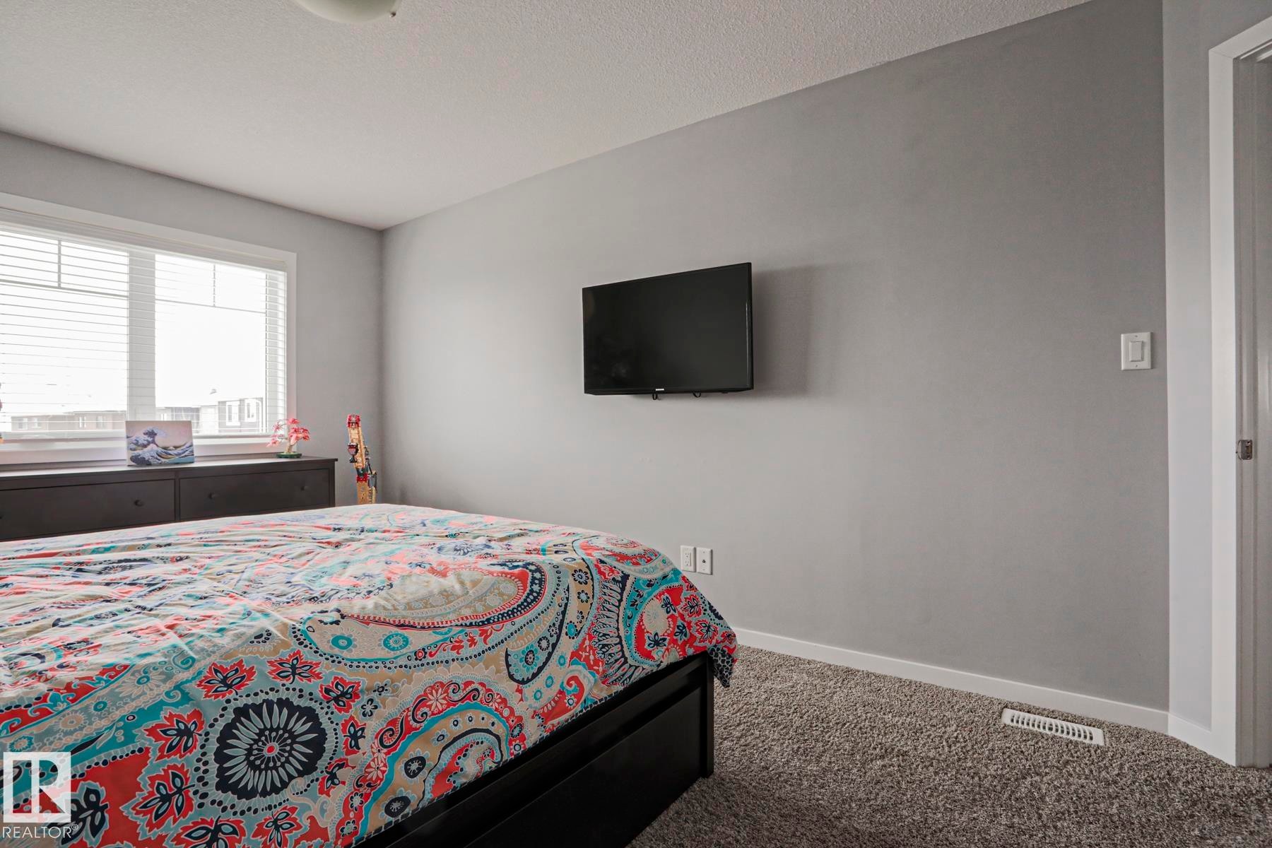 This room features carpeting, a window with blinds, and light gray painted walls - 18 Enchanted Way, St. Albert, AB