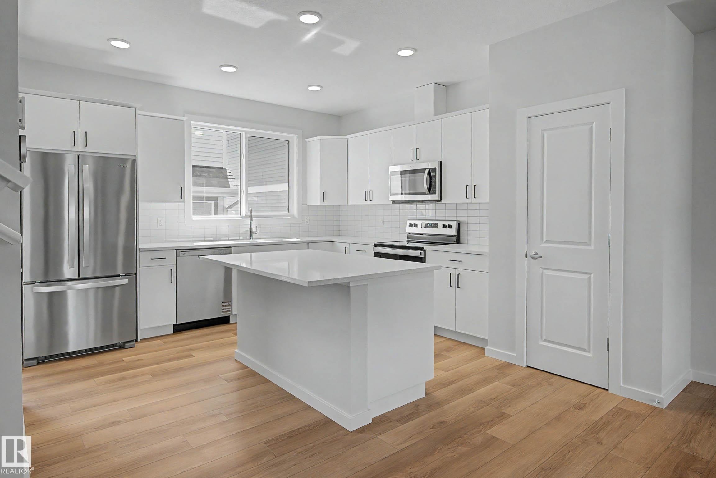 21203 25 Avenue, Edmonton, AB - Indoor Photo Showing Kitchen With Upgraded Kitchen