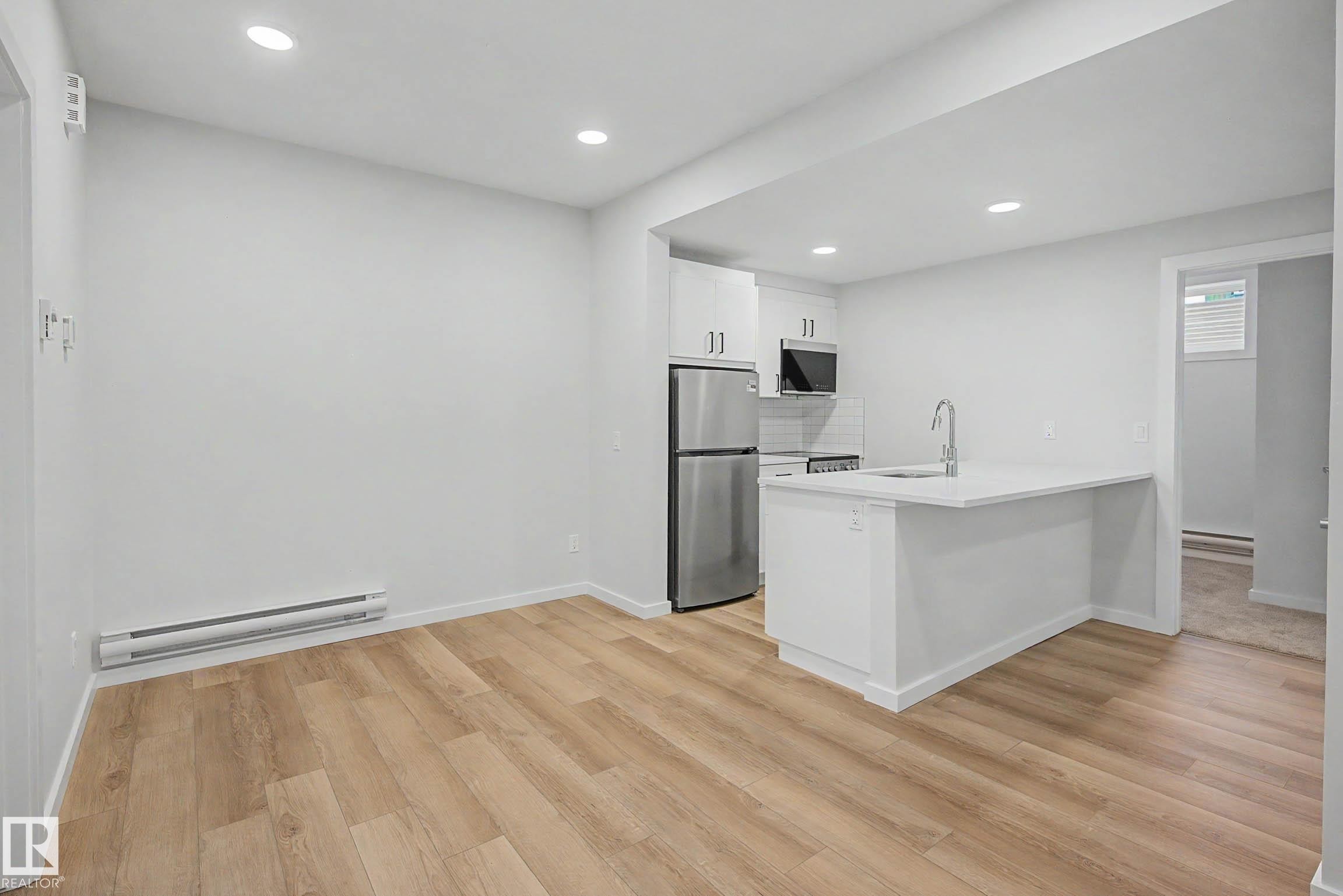 21203 25 Avenue, Edmonton, AB - Indoor Photo Showing Kitchen