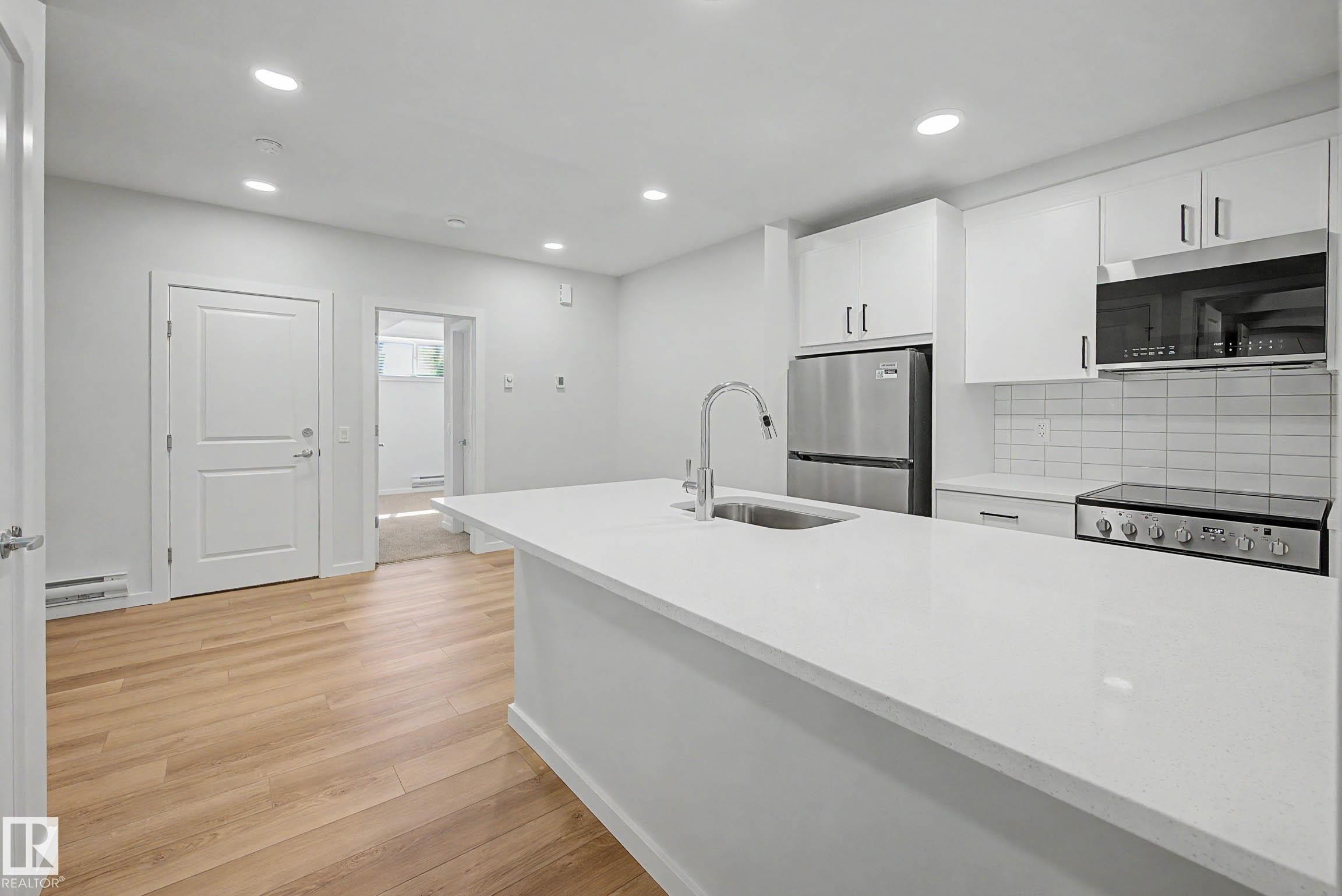 21203 25 Avenue, Edmonton, AB - Indoor Photo Showing Kitchen With Upgraded Kitchen