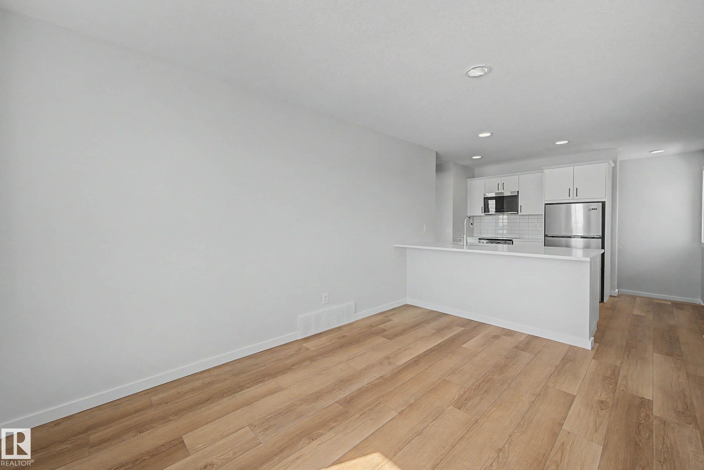 21203 25 Avenue, Edmonton, AB - Indoor Photo Showing Kitchen