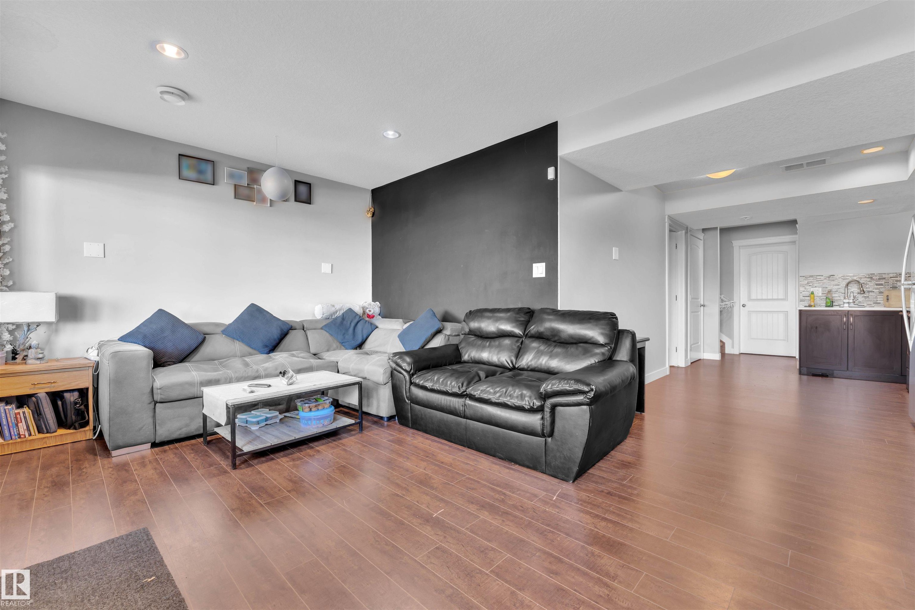 6664 Cardinal Road, Edmonton, AB - Indoor Photo Showing Living Room