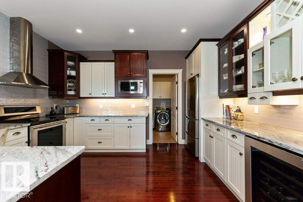 304 Caldwell Close, Edmonton, AB - Indoor Photo Showing Kitchen With Upgraded Kitchen