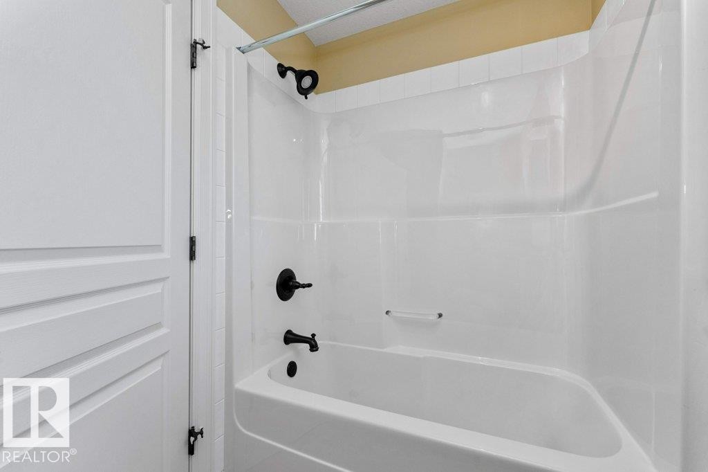 304 Caldwell Close, Edmonton, AB - Indoor Photo Showing Bathroom