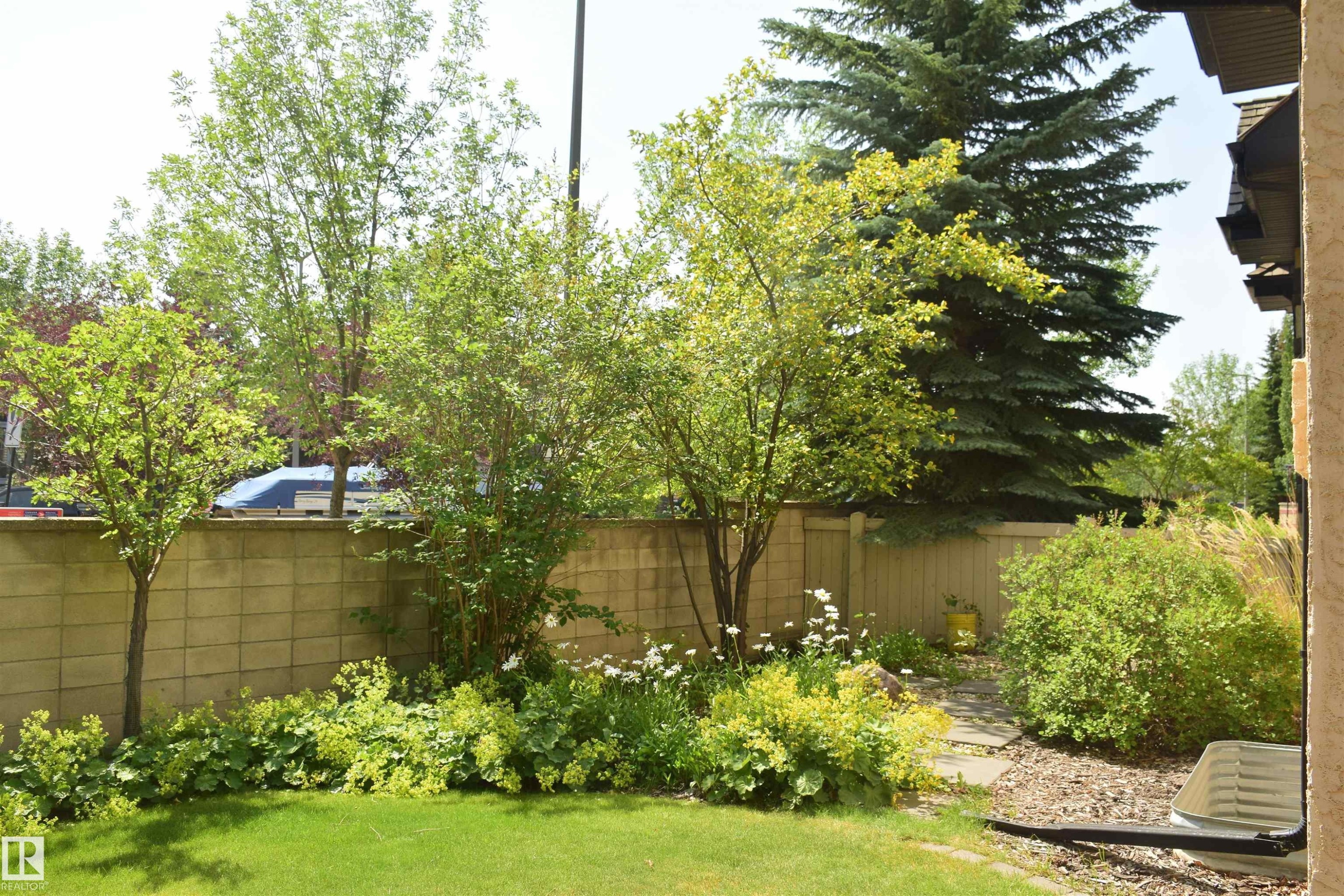 304 Caldwell Close, Edmonton, AB - Outdoor