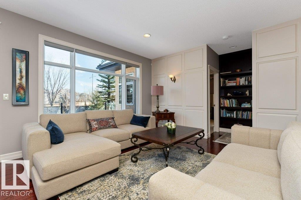 304 Caldwell Close, Edmonton, AB - Indoor Photo Showing Living Room