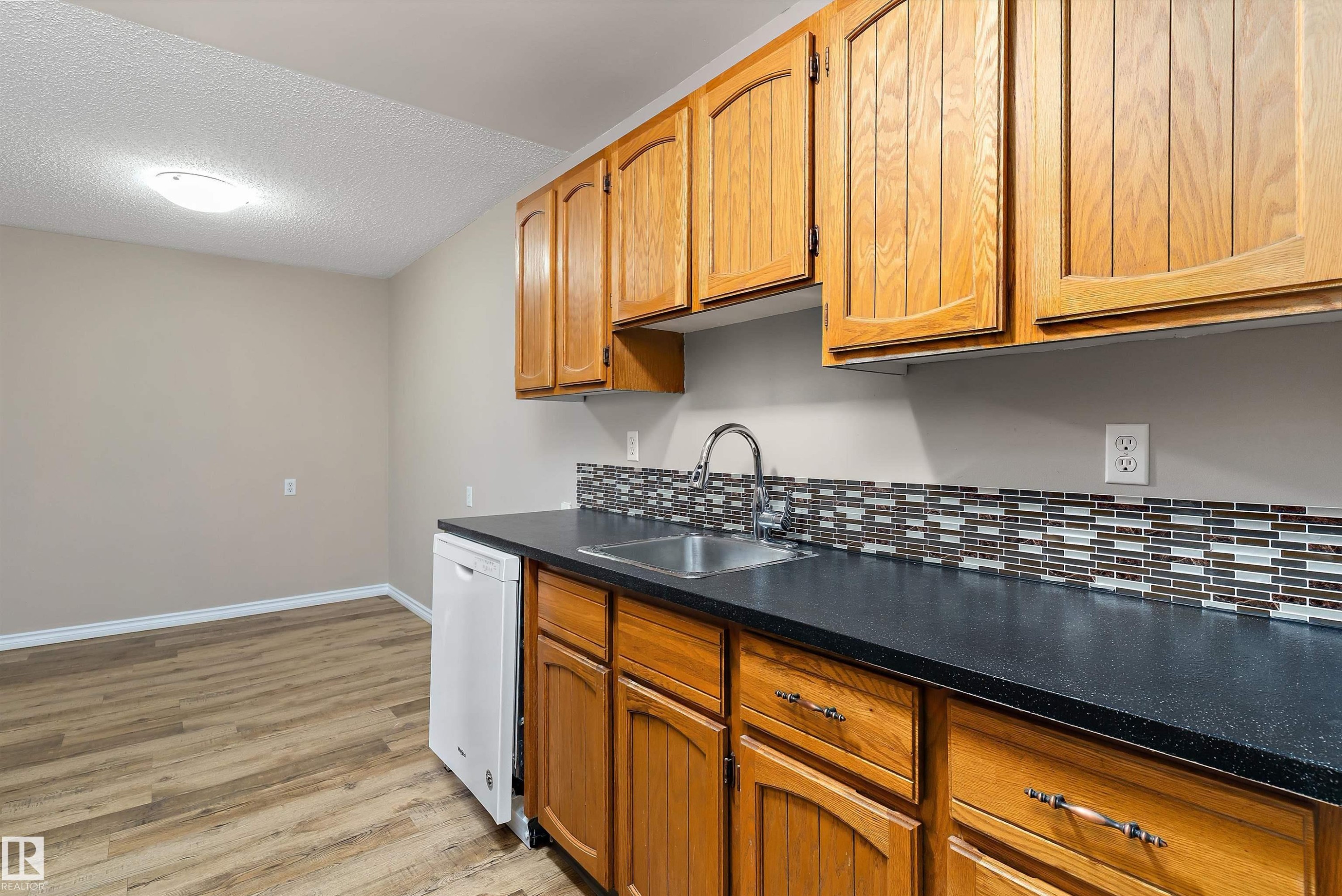 407 3610 43 Avenue, Edmonton, AB - Indoor Photo Showing Kitchen With Double Sink