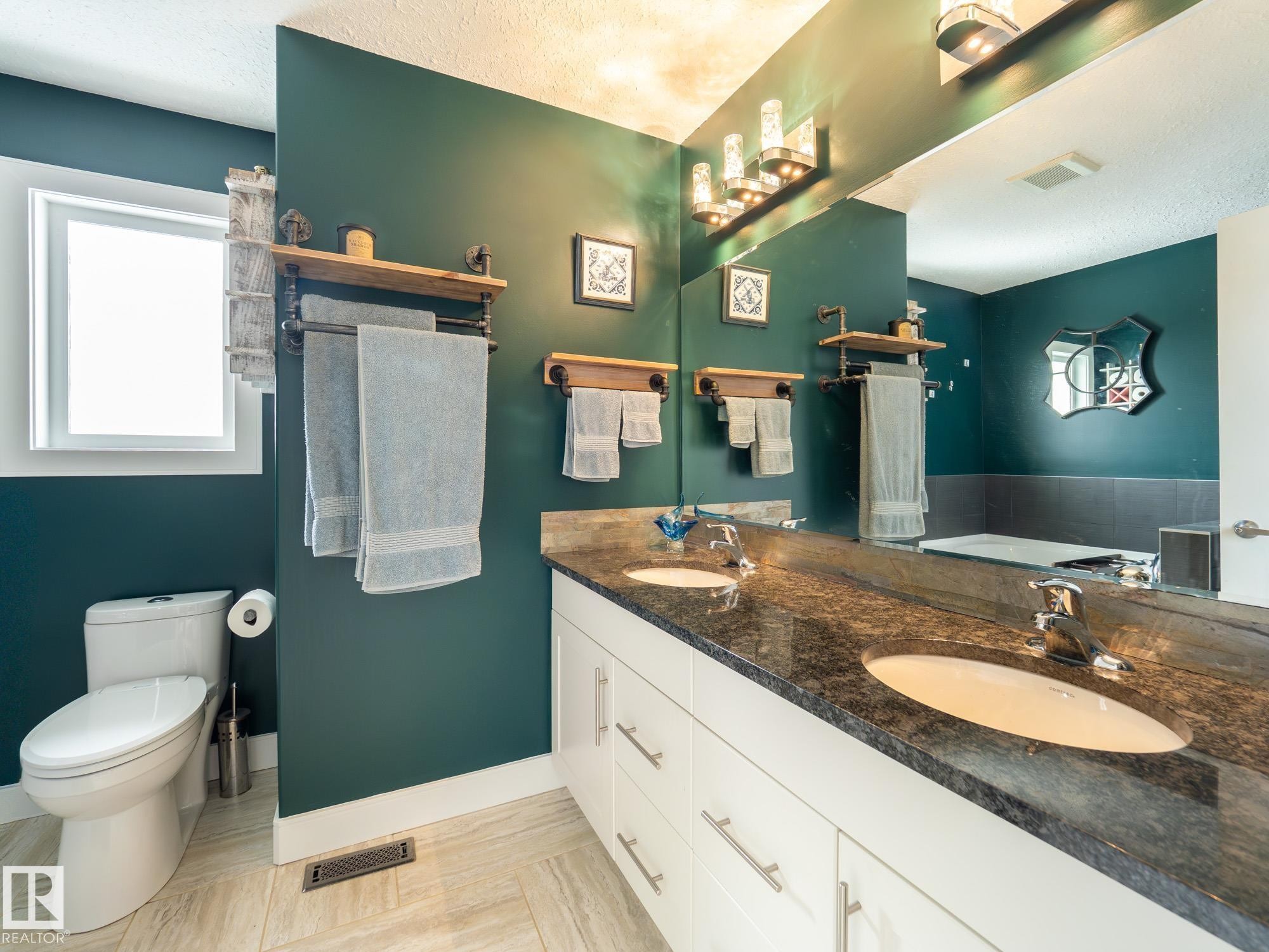 13035 132 Avenue, Edmonton, AB - Indoor Photo Showing Bathroom