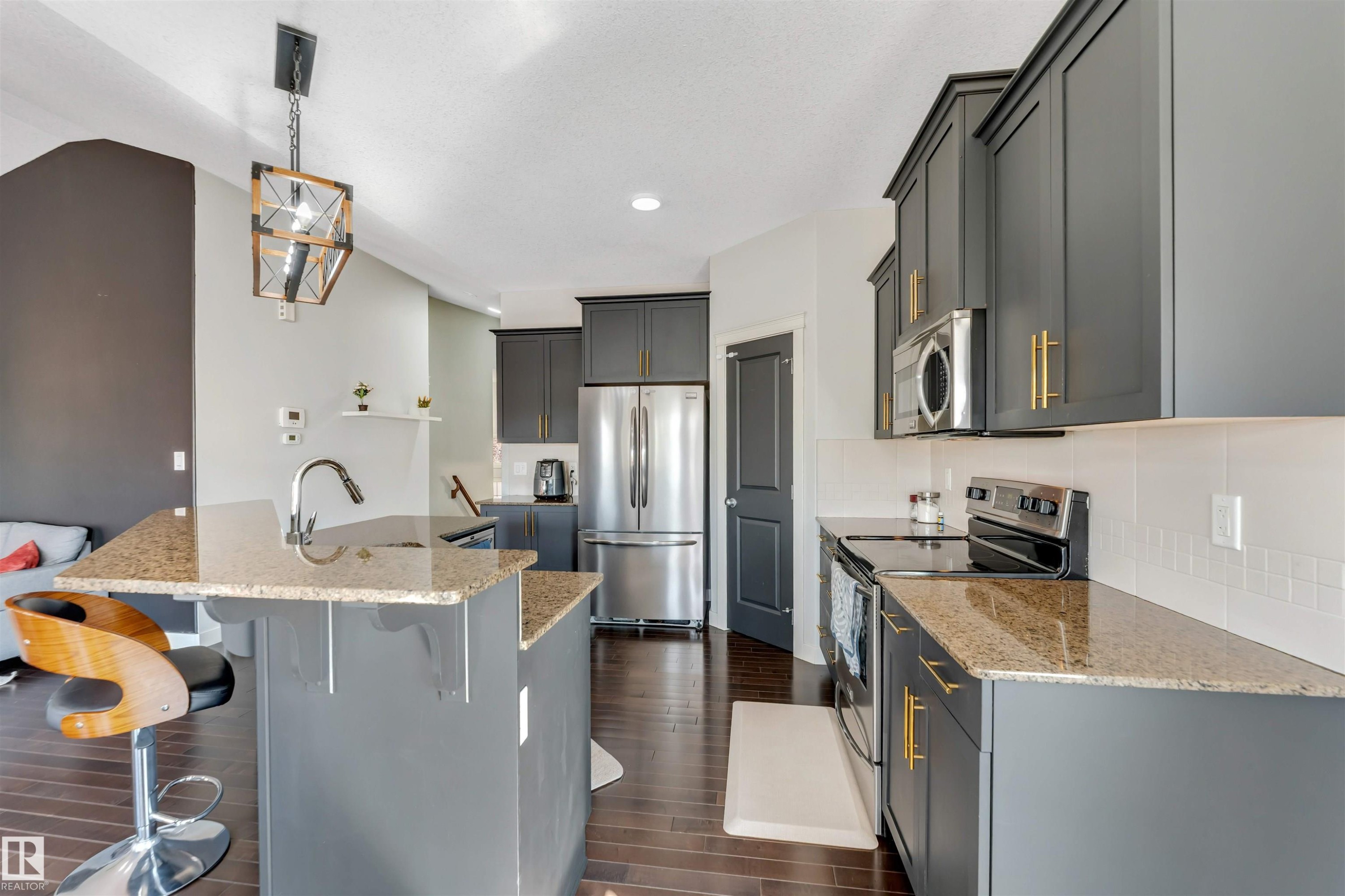 1920 69 St., Edmonton, AB - Indoor Photo Showing Kitchen With Upgraded Kitchen