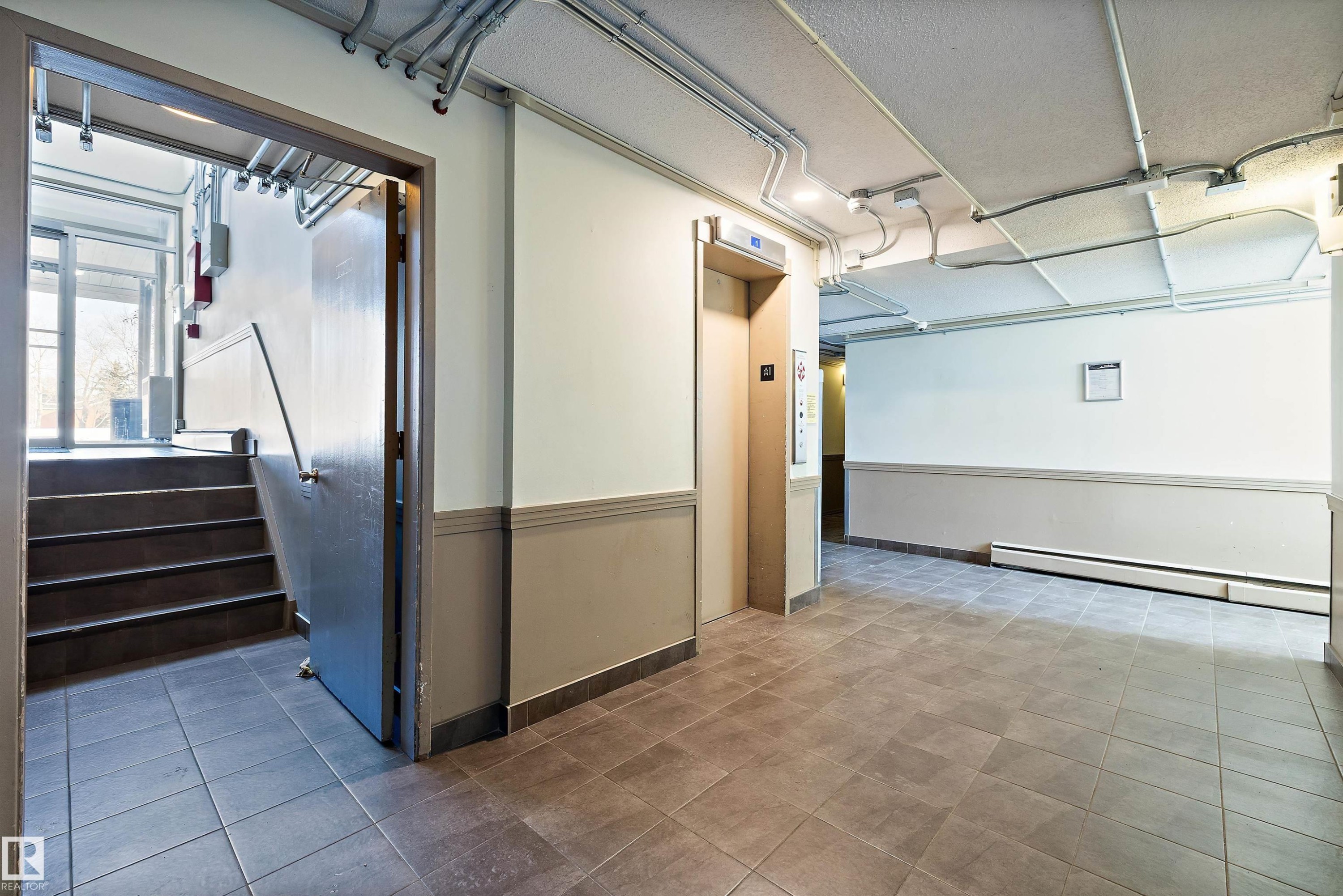 320 8604 Gateway Boulevard, Edmonton, AB - Indoor Photo Showing Other Room