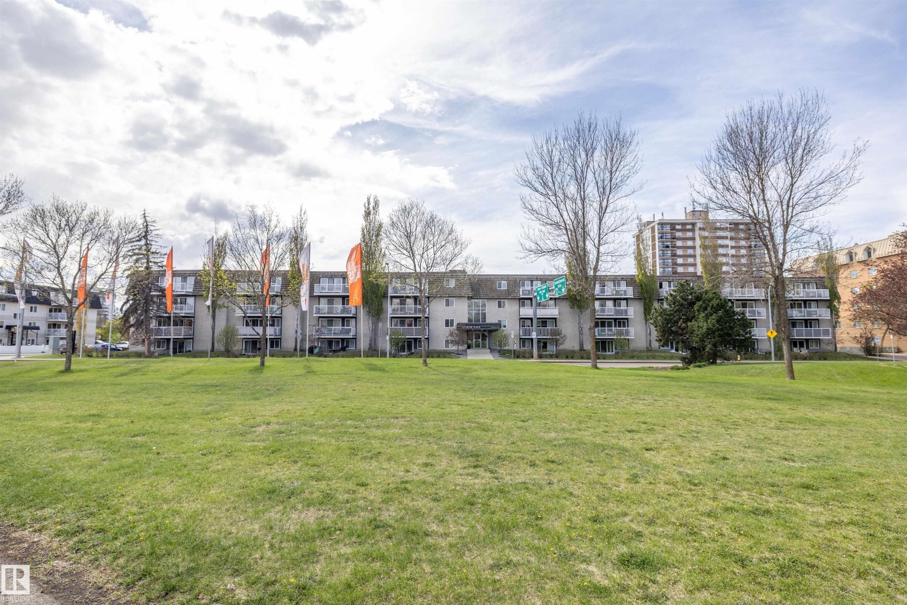 320 8604 Gateway Boulevard, Edmonton, AB - Outdoor