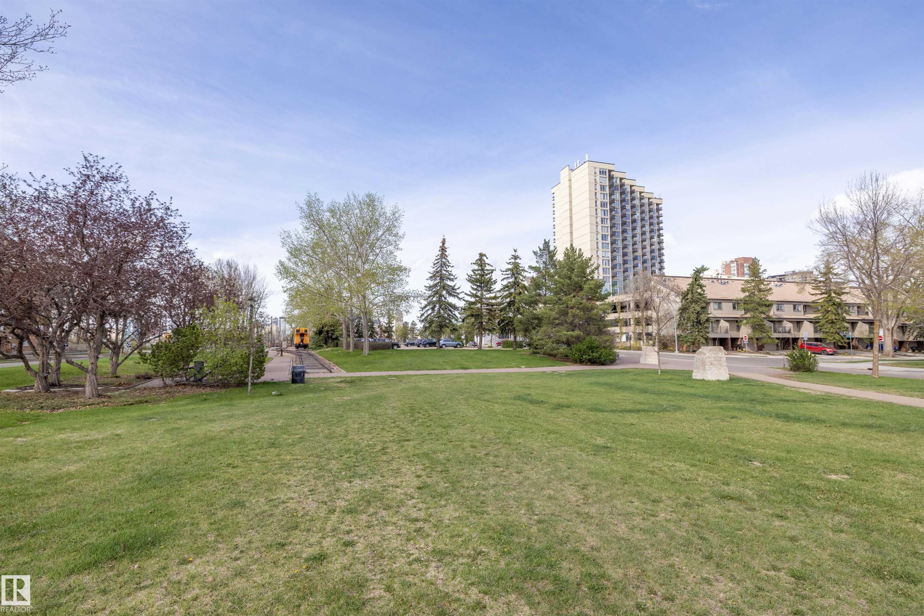 320 8604 Gateway Boulevard, Edmonton, AB - Outdoor