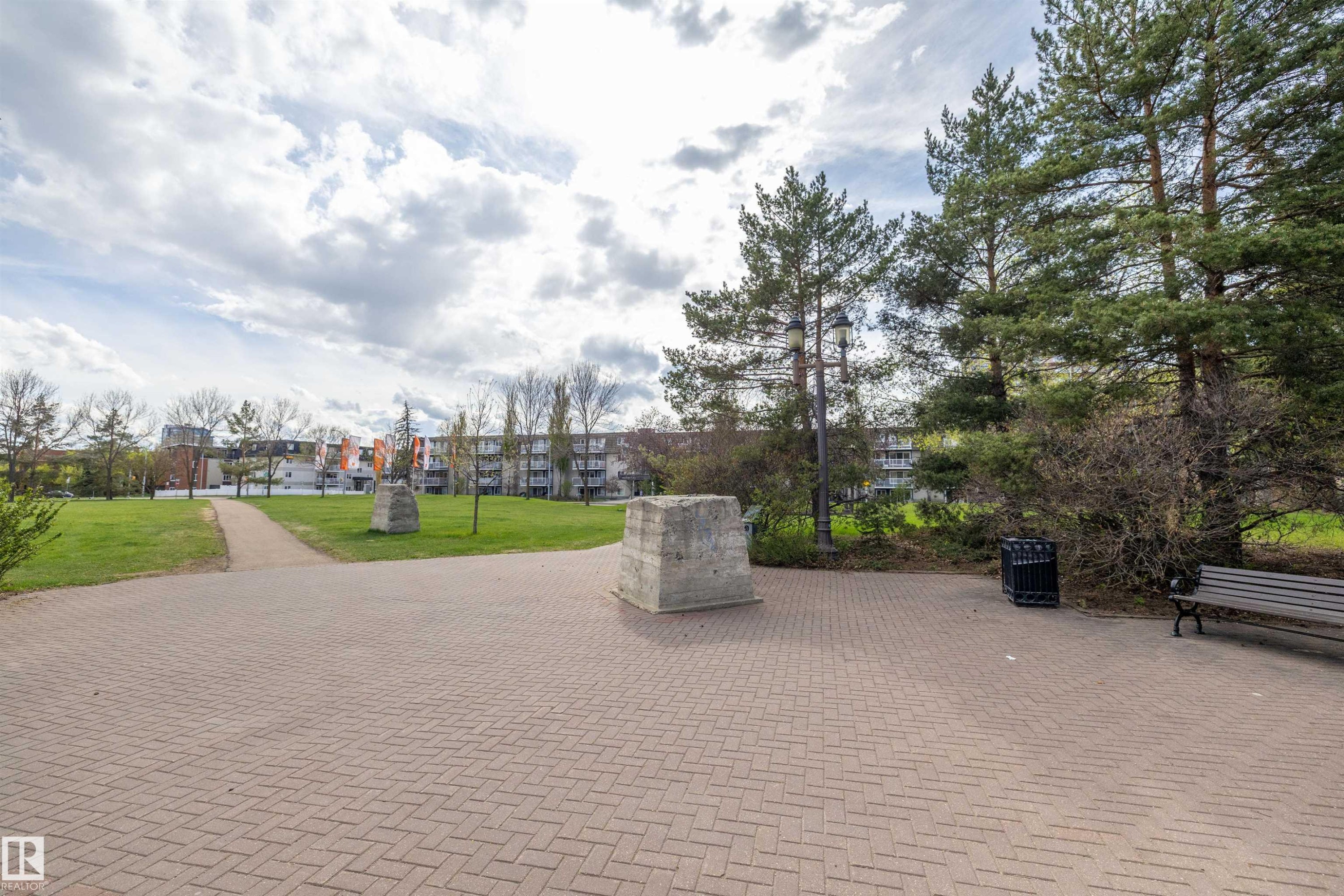 320 8604 Gateway Boulevard, Edmonton, AB - Outdoor