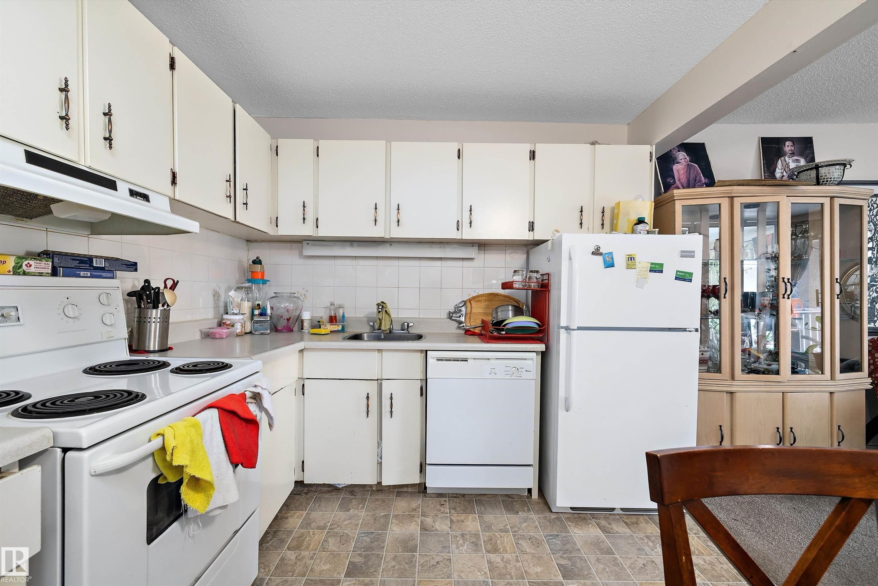 320 8604 Gateway Boulevard, Edmonton, AB - Indoor Photo Showing Kitchen