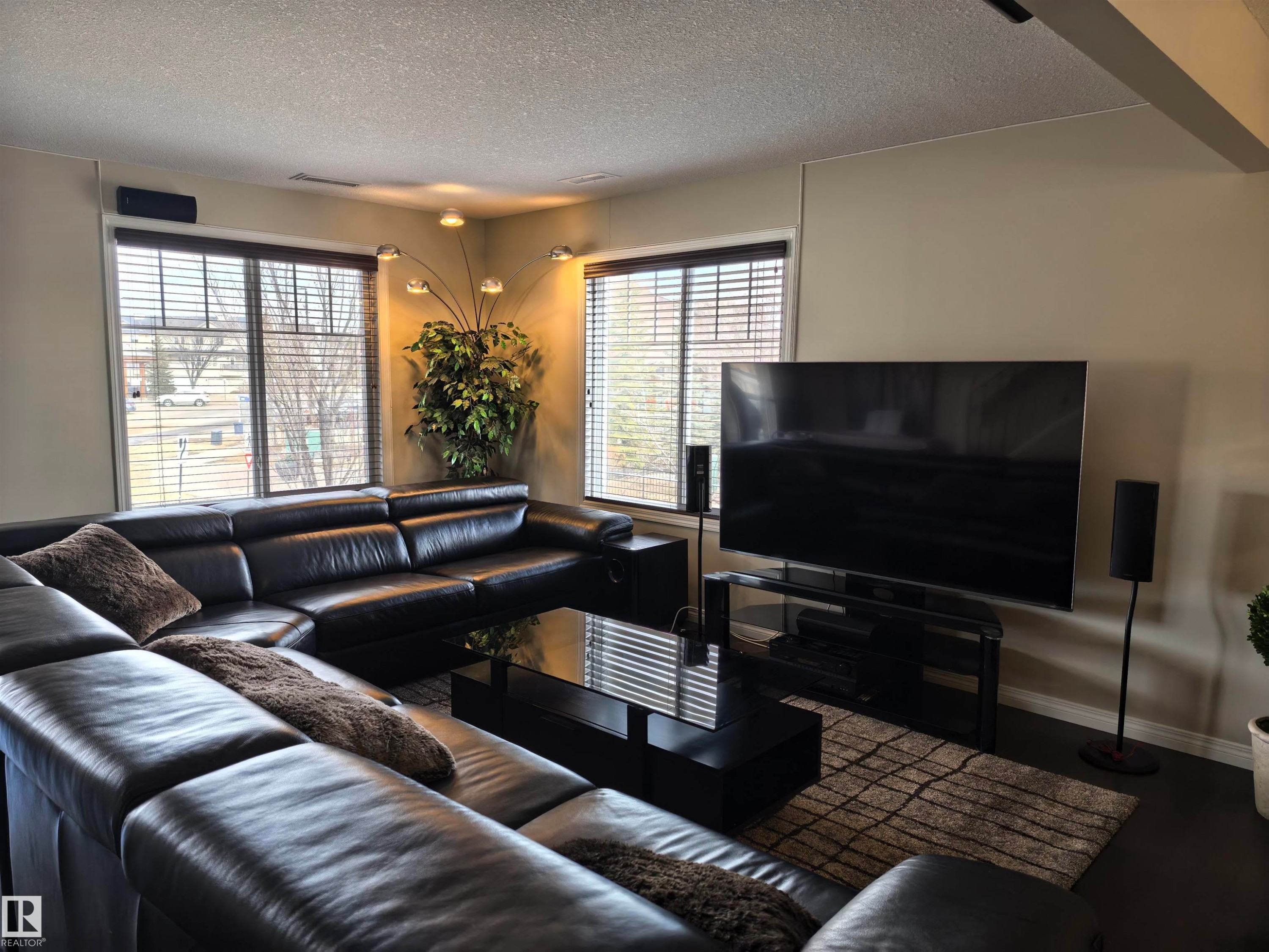 1649 Towne Centre Blvd., Edmonton, AB - Indoor Photo Showing Living Room