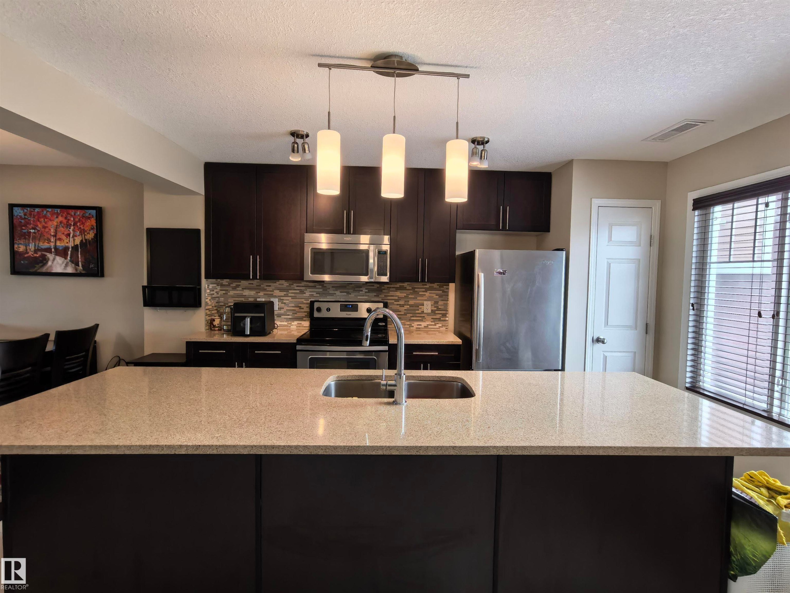 1649 Towne Centre Blvd., Edmonton, AB - Indoor Photo Showing Kitchen With Stainless Steel Kitchen With Double Sink With Upgraded Kitchen