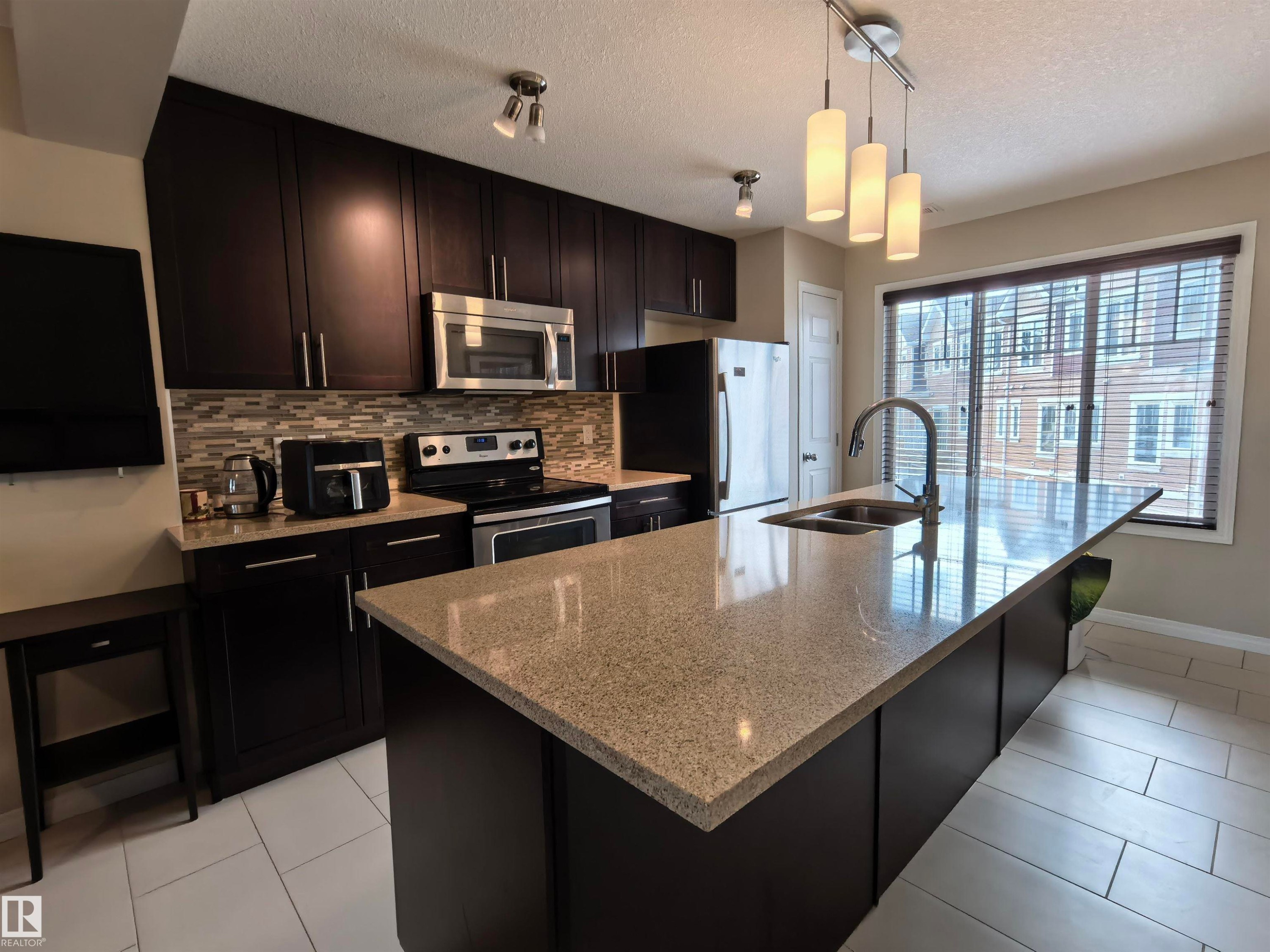 1649 Towne Centre Blvd., Edmonton, AB - Indoor Photo Showing Kitchen With Stainless Steel Kitchen With Double Sink With Upgraded Kitchen