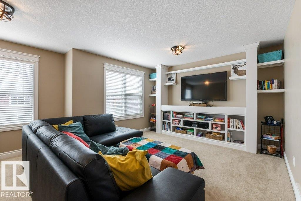 1628 Kerr Road, Edmonton, AB - Indoor Photo Showing Living Room