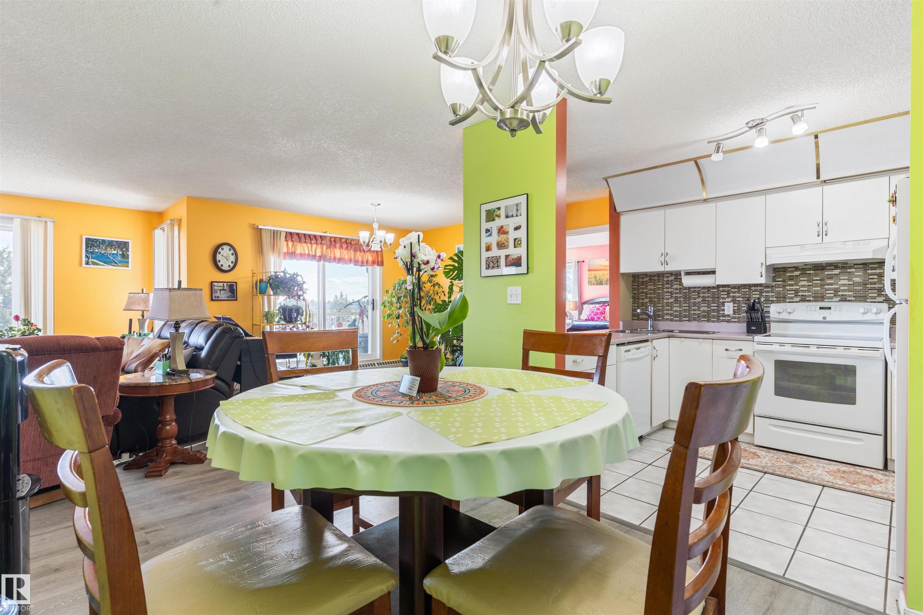 #403 18020 95 Av Nw, Edmonton, AB - Indoor Photo Showing Dining Room