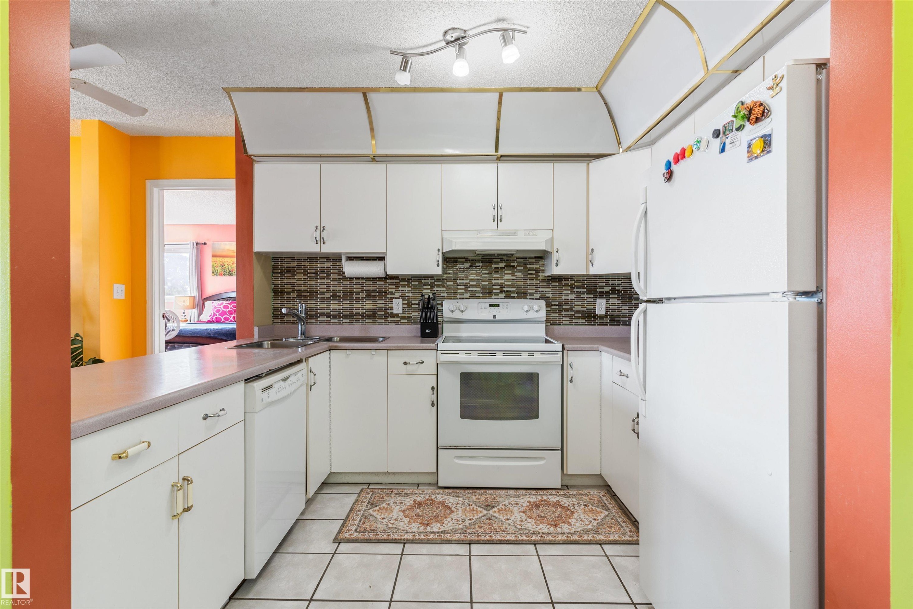 #403 18020 95 Av Nw, Edmonton, AB - Indoor Photo Showing Kitchen