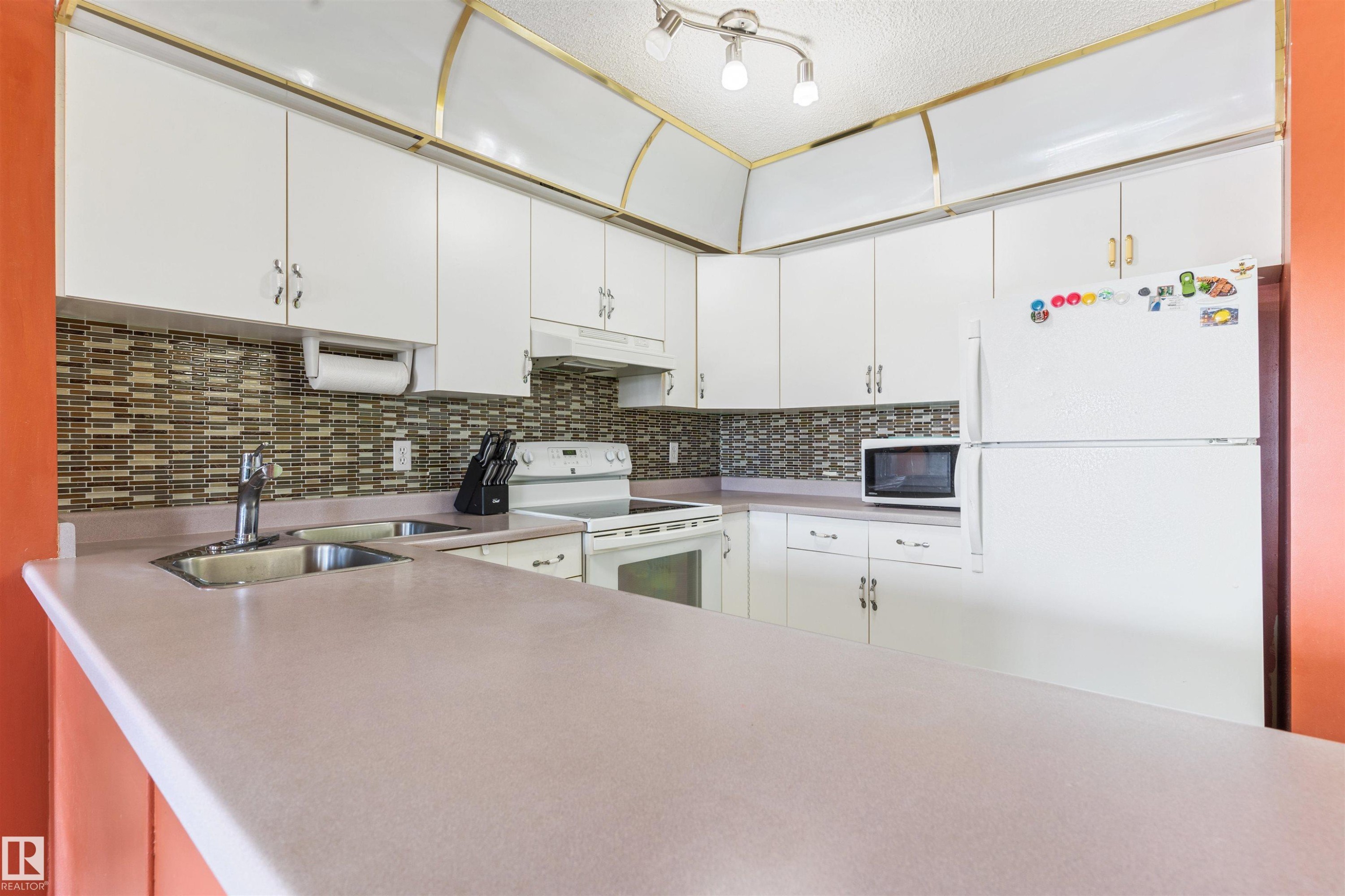 #403 18020 95 Av Nw, Edmonton, AB - Indoor Photo Showing Kitchen