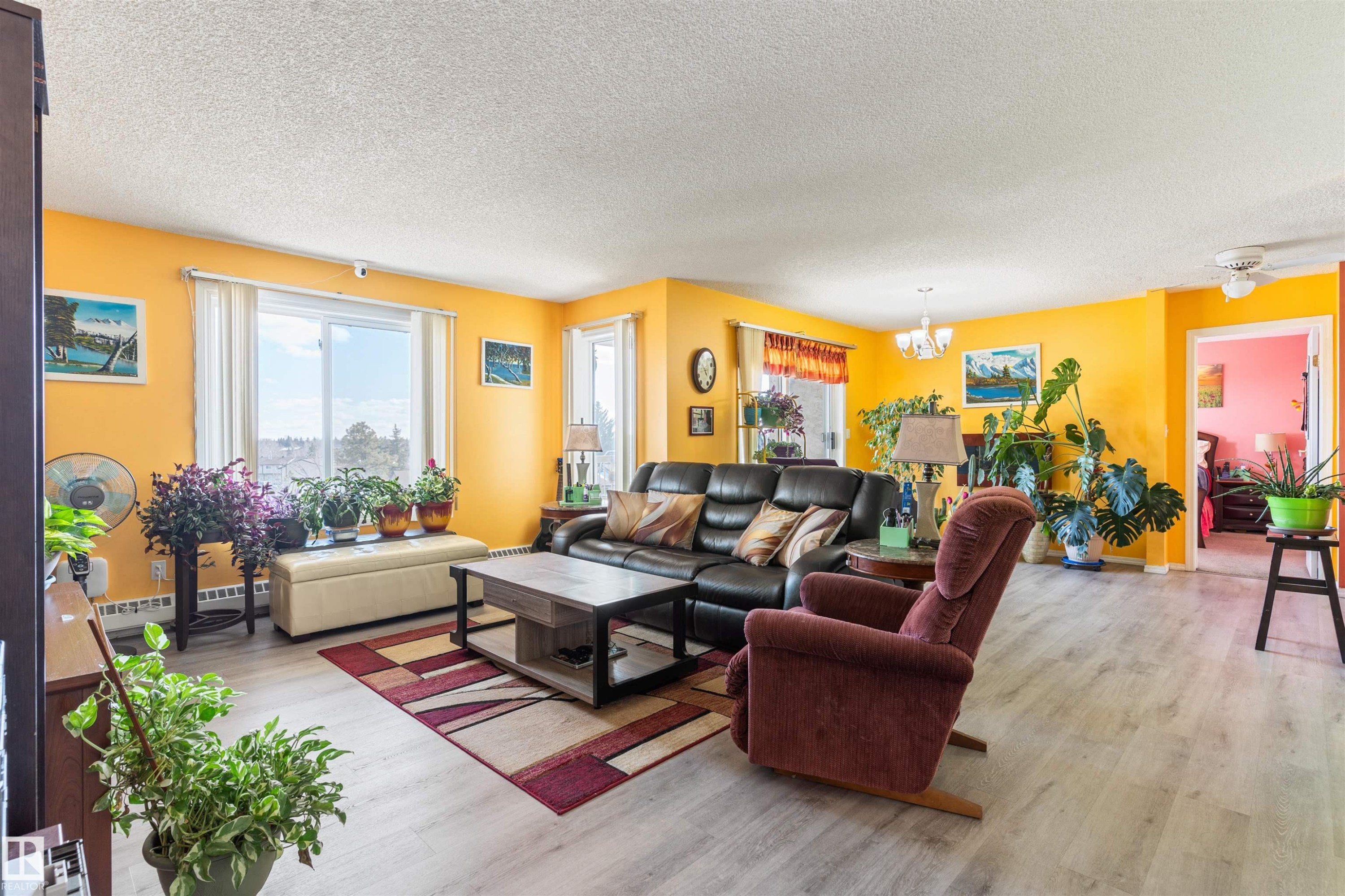 #403 18020 95 Av Nw, Edmonton, AB - Indoor Photo Showing Living Room