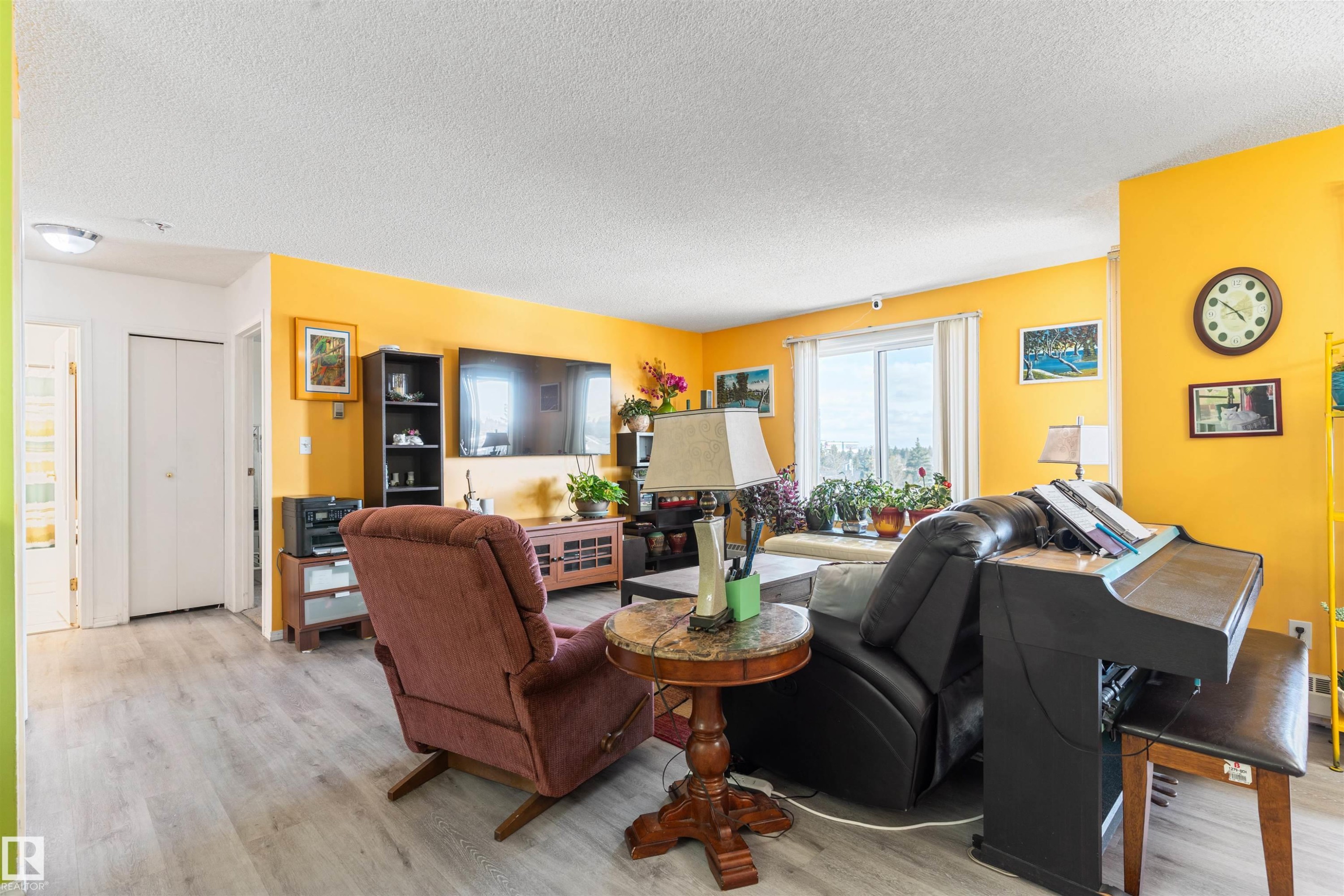 #403 18020 95 Av Nw, Edmonton, AB - Indoor Photo Showing Living Room