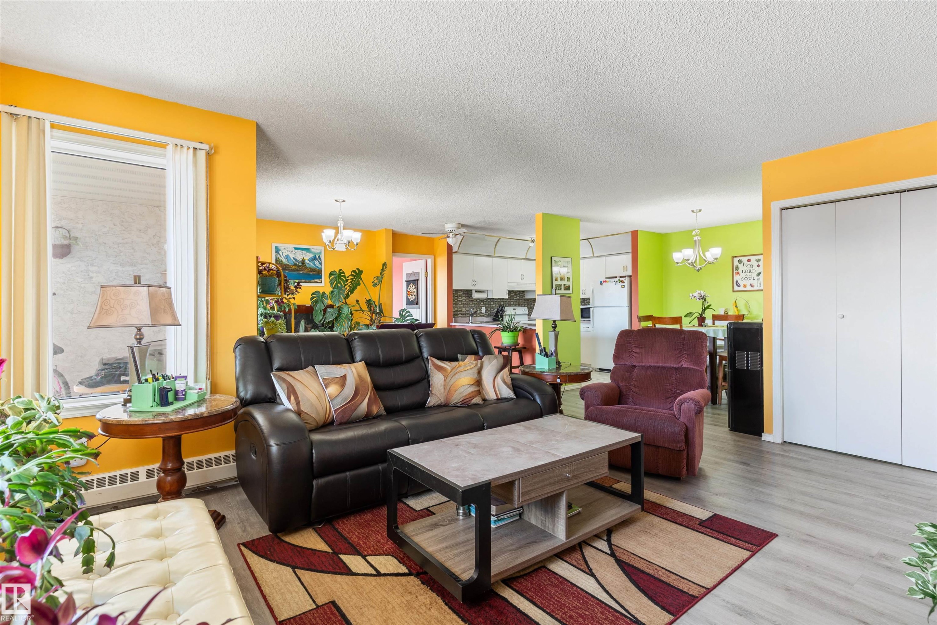 #403 18020 95 Av Nw, Edmonton, AB - Indoor Photo Showing Living Room