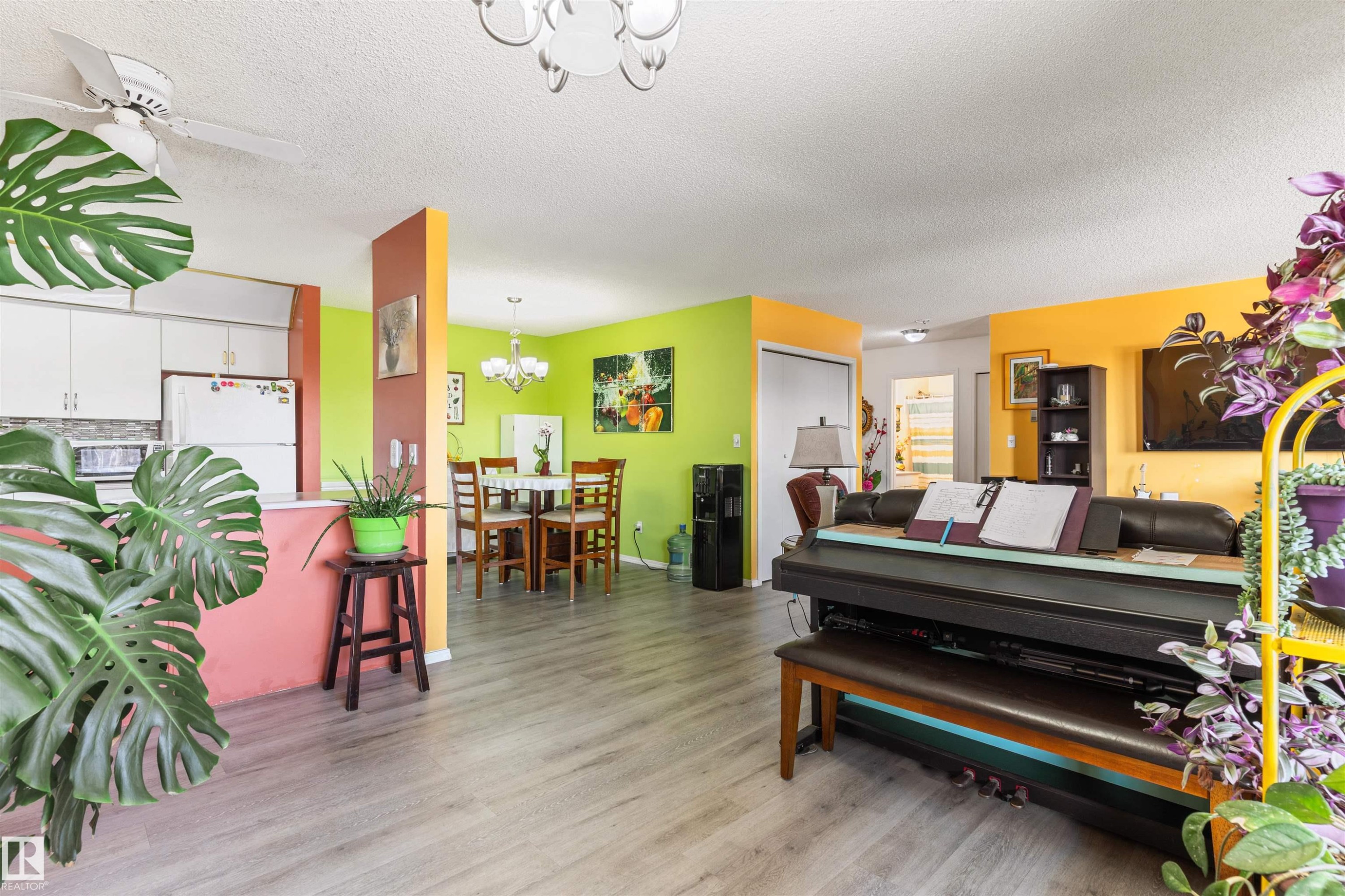 #403 18020 95 Av Nw, Edmonton, AB - Indoor Photo Showing Living Room
