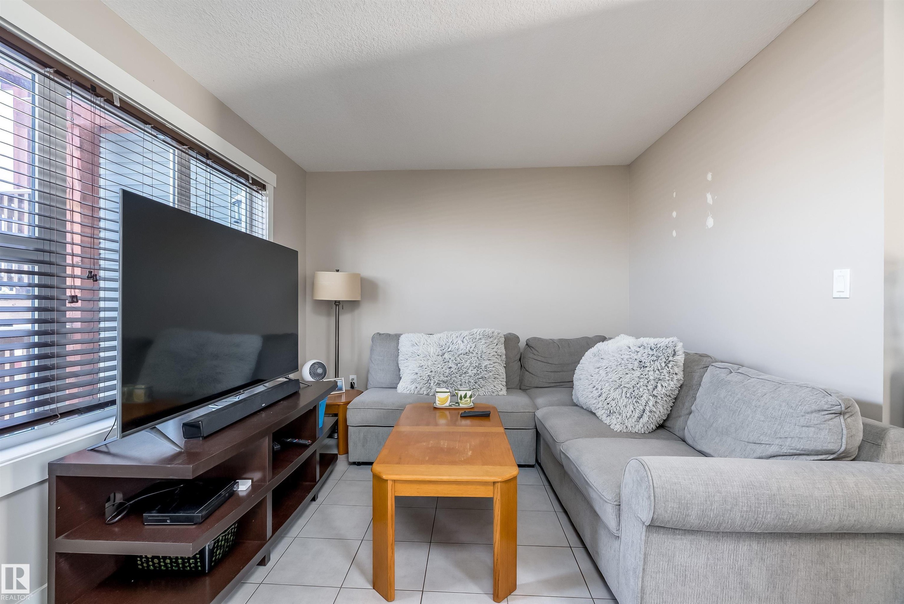 160 401 Southfork Drive, Leduc, AB - Indoor Photo Showing Living Room